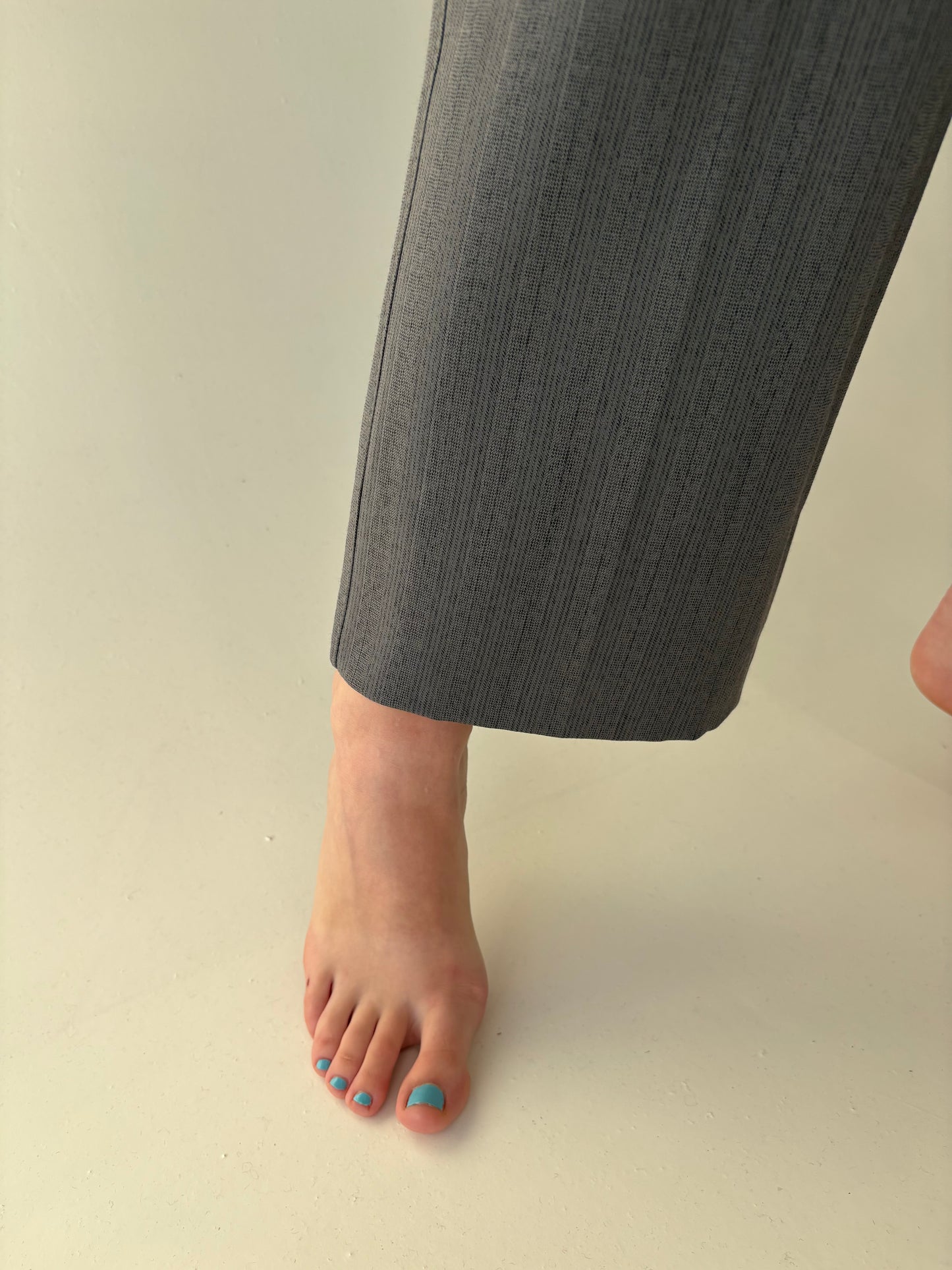 Pantaloni din lana extrafina cu pense și dungi fine verticale