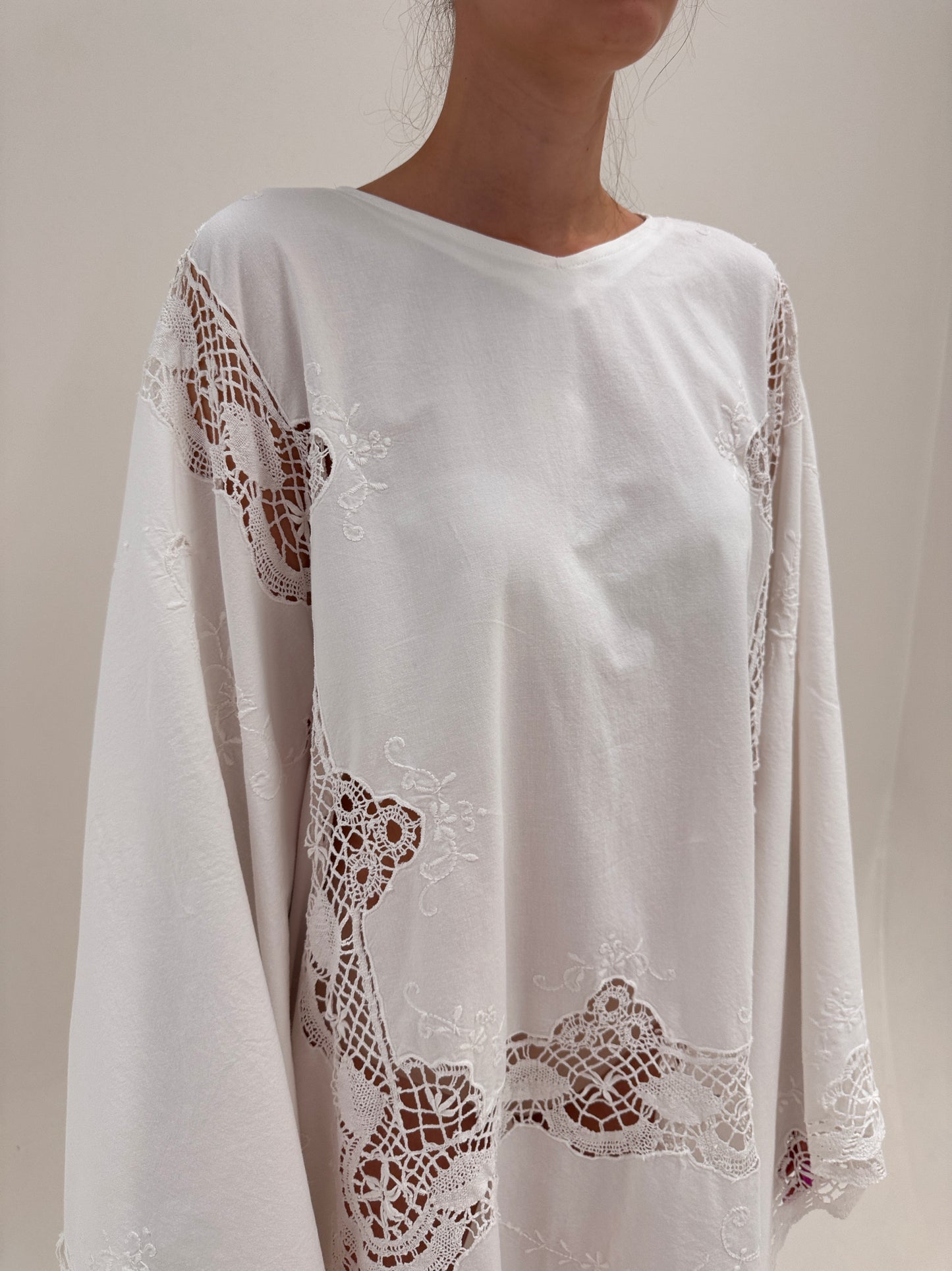 Kaftan excepțional din pânză de bumbac lucrat manual cu macrame și broderie