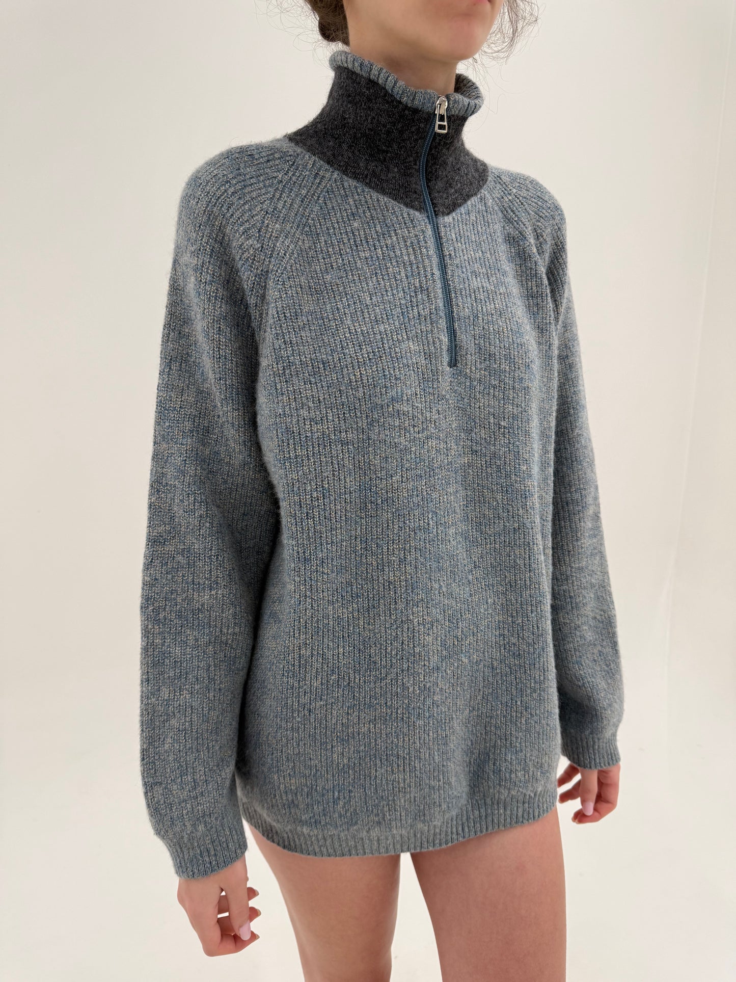 Maleta quarter zip din lana merino extrafina super groasă dusty baby blue