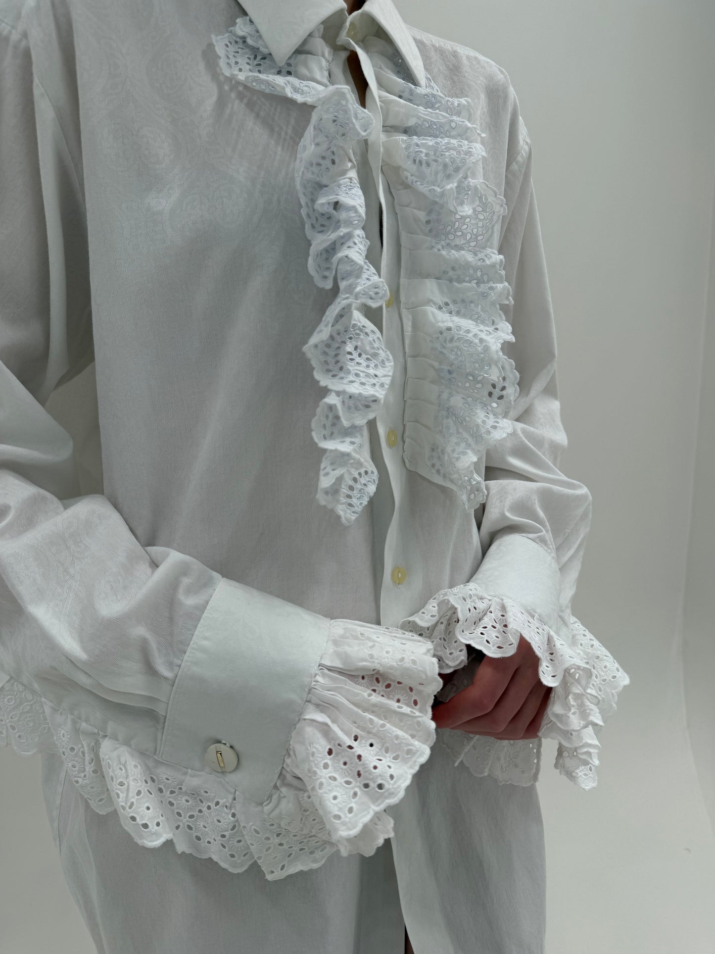 Cămașa tall cu jabou cu inserții din dantelă cu manșete ultra înaltă și volane