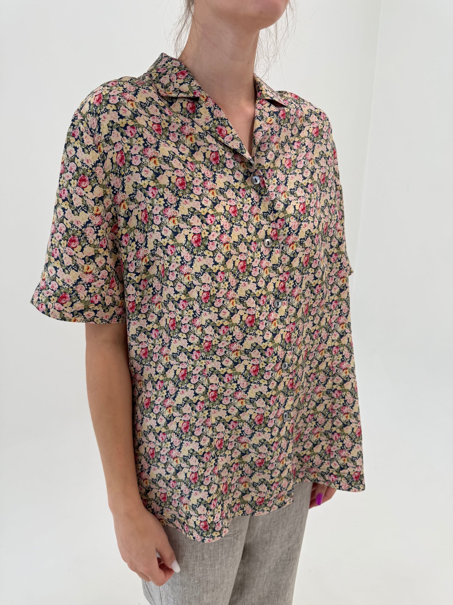 Cămașa camel din mătase naturală cu print floral delicat