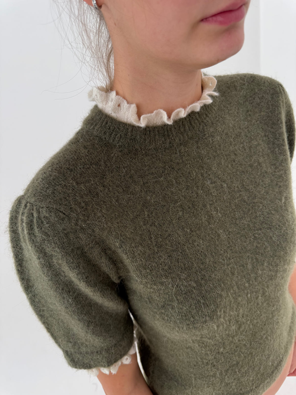 Top dark green din mix de lana și alpaka cu detalii feminine ivorie
