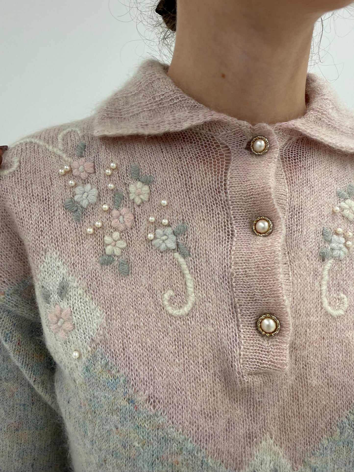 Pulover vintage cu broderie manuală și aplicații din lana și mohair în culori pudrate