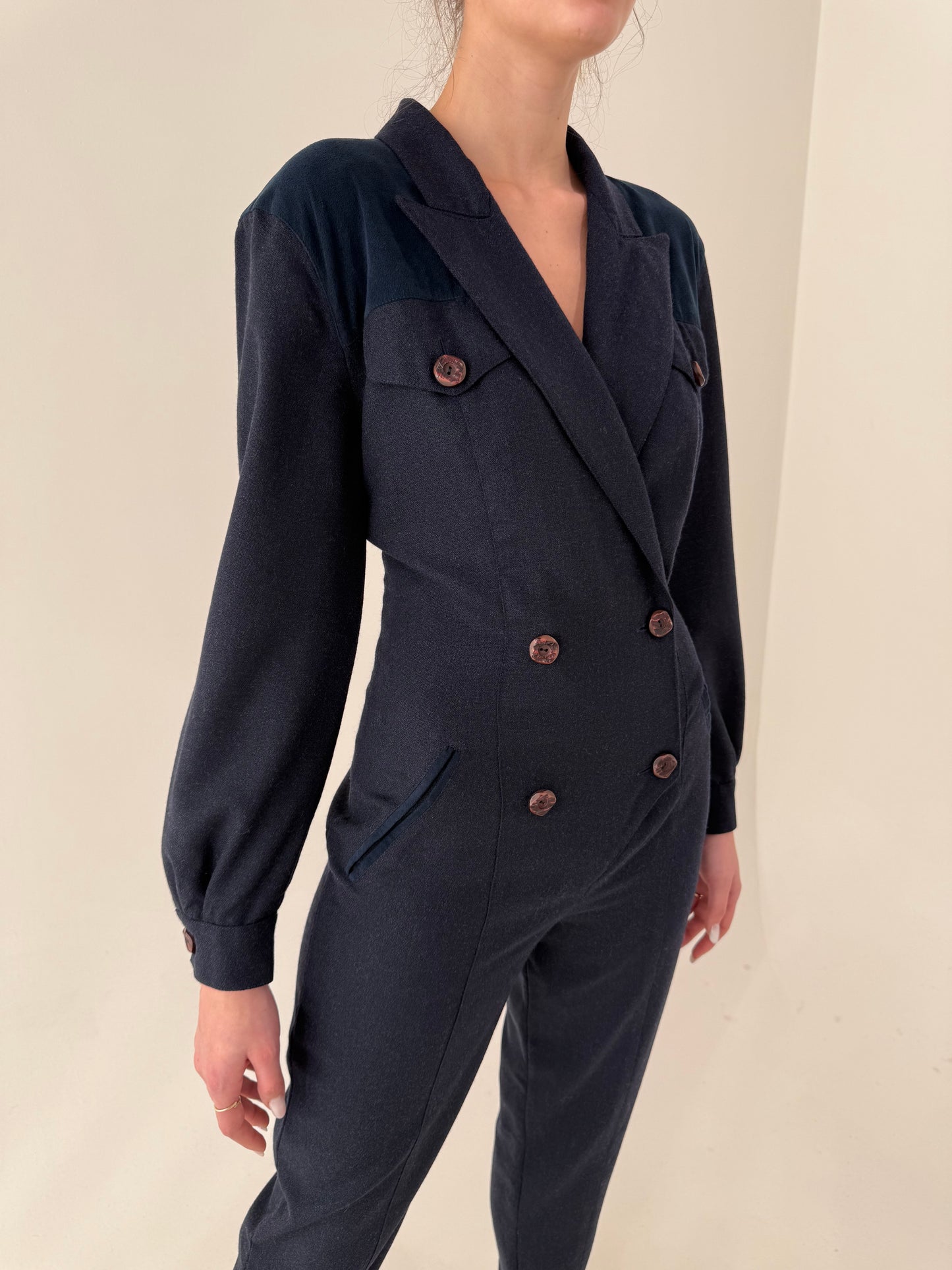 Salopetă tall tip sacou dark blue cu talie ultra înaltă marcată și închidere dublă