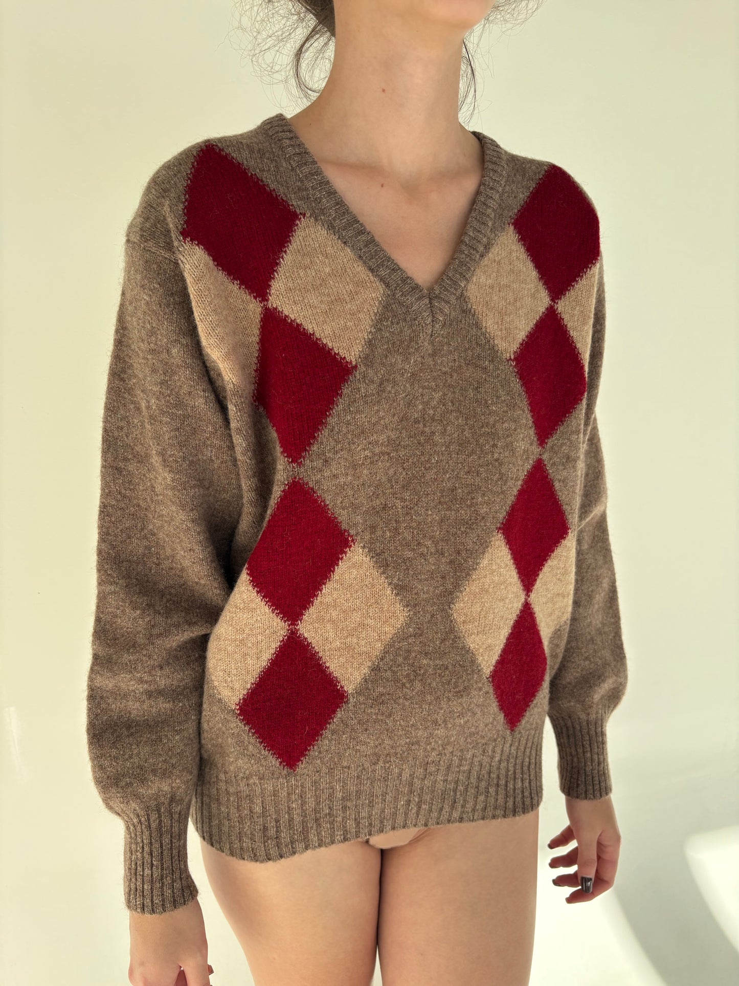 Pulover din lana groasă dark nude cu romburi și manșete îngustate