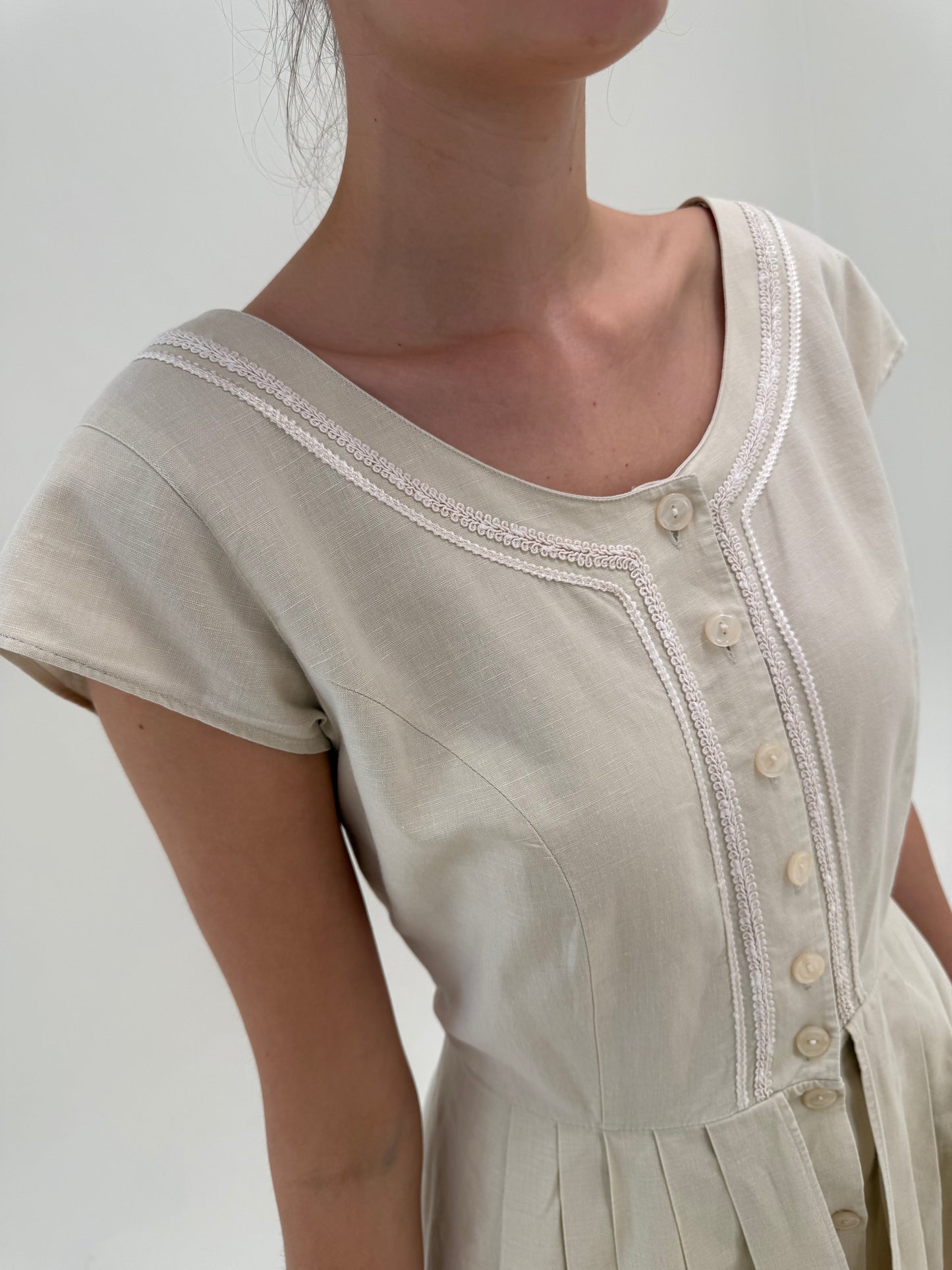 Rochie vintage excepțională din in sand nude cu talie ultra înaltă marcată