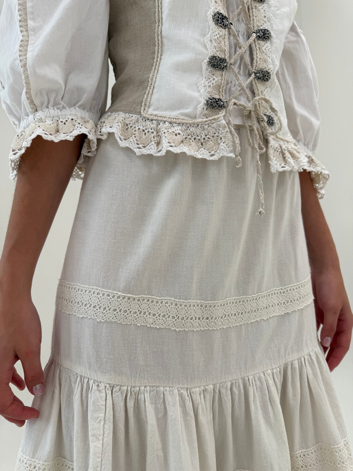 Fustă vintage din pânză fină cu inserții superbe de macrame și talie elastică