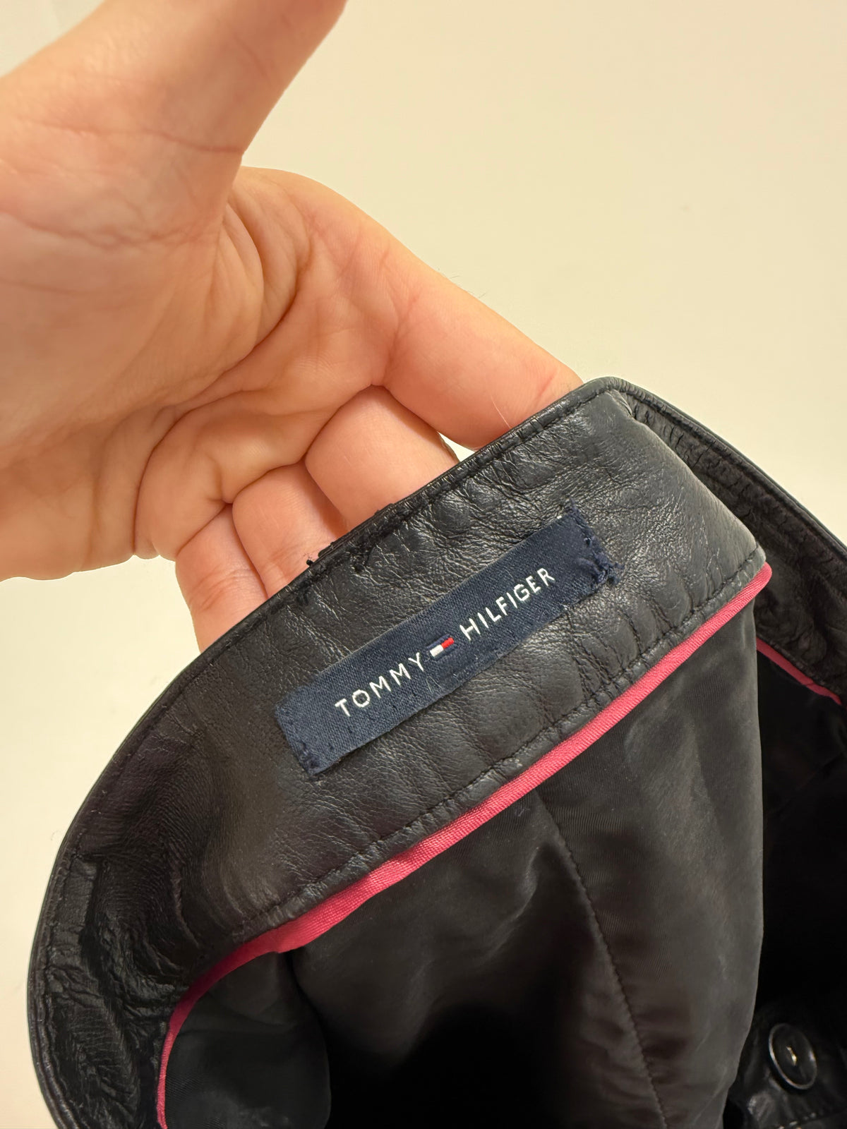 Pantaloni Tommy Hilfiger din piele naturală extrem de moale tall in croi pe picior