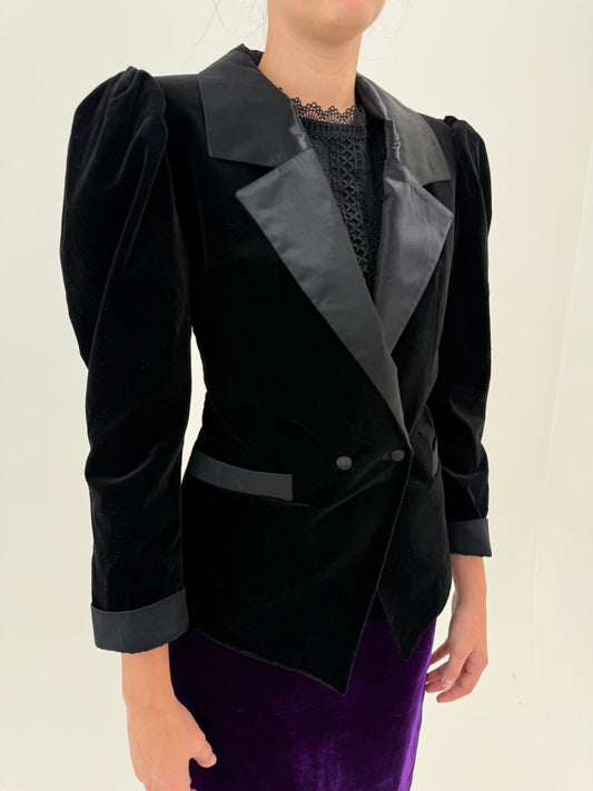 Sacou de brand luxury Sportalm cu revere late satinate cambrat cu umeri bufanți