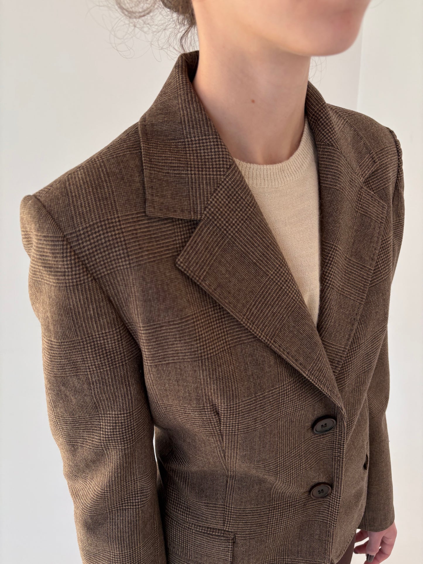 Sacou cambrat chocolate brown în carouri fine camel din lana extrafina