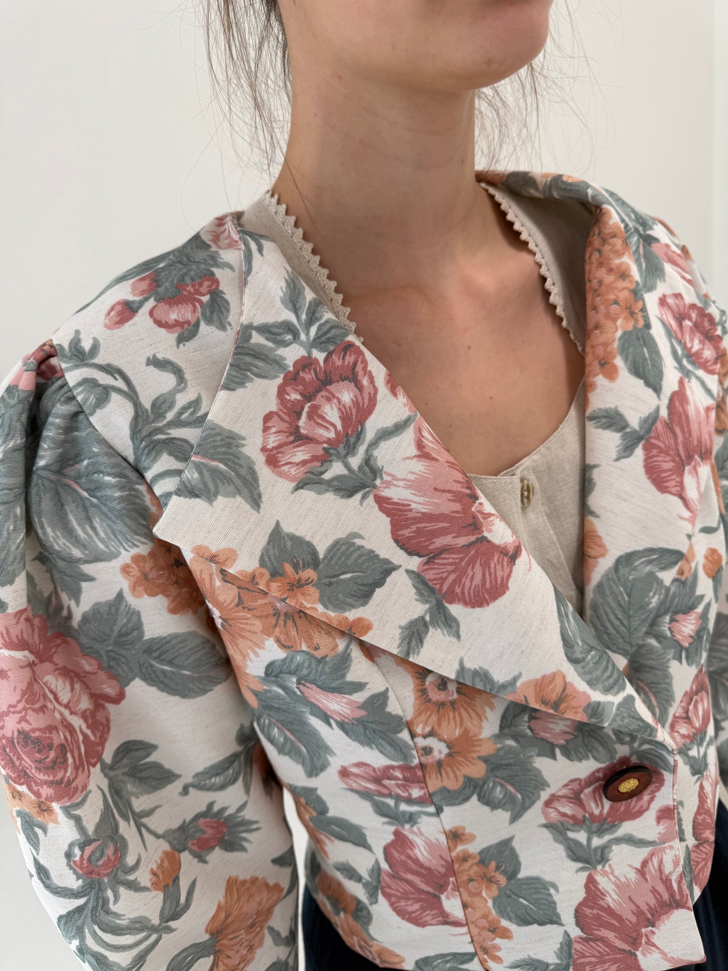 Sacou din pânză cu print floral superb în croi cambra spre cropped