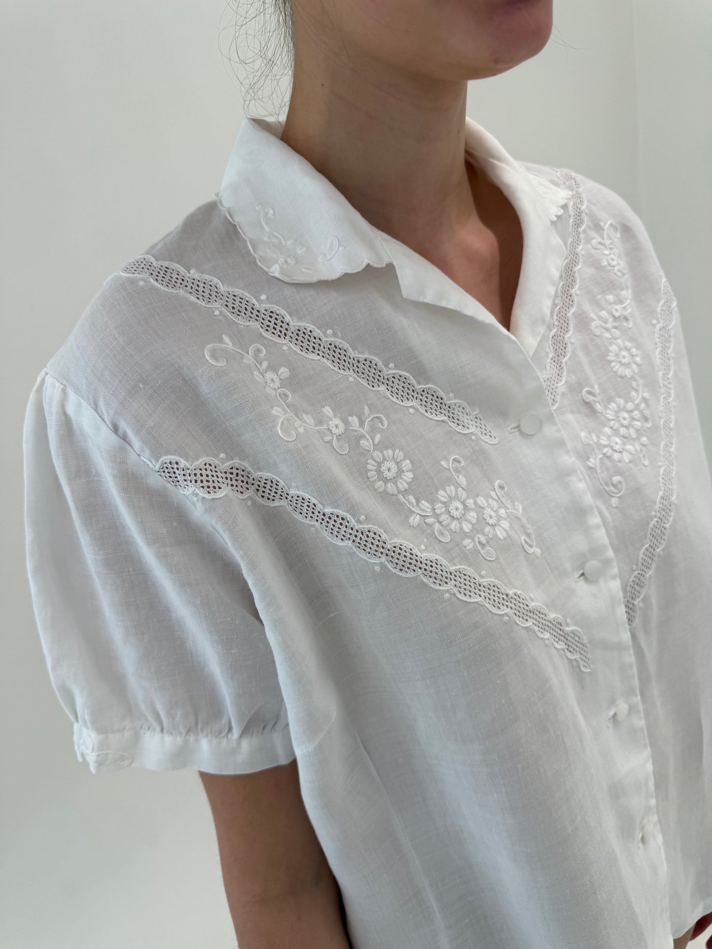 Cămașa vintage din in cu broderie manuala excepțională