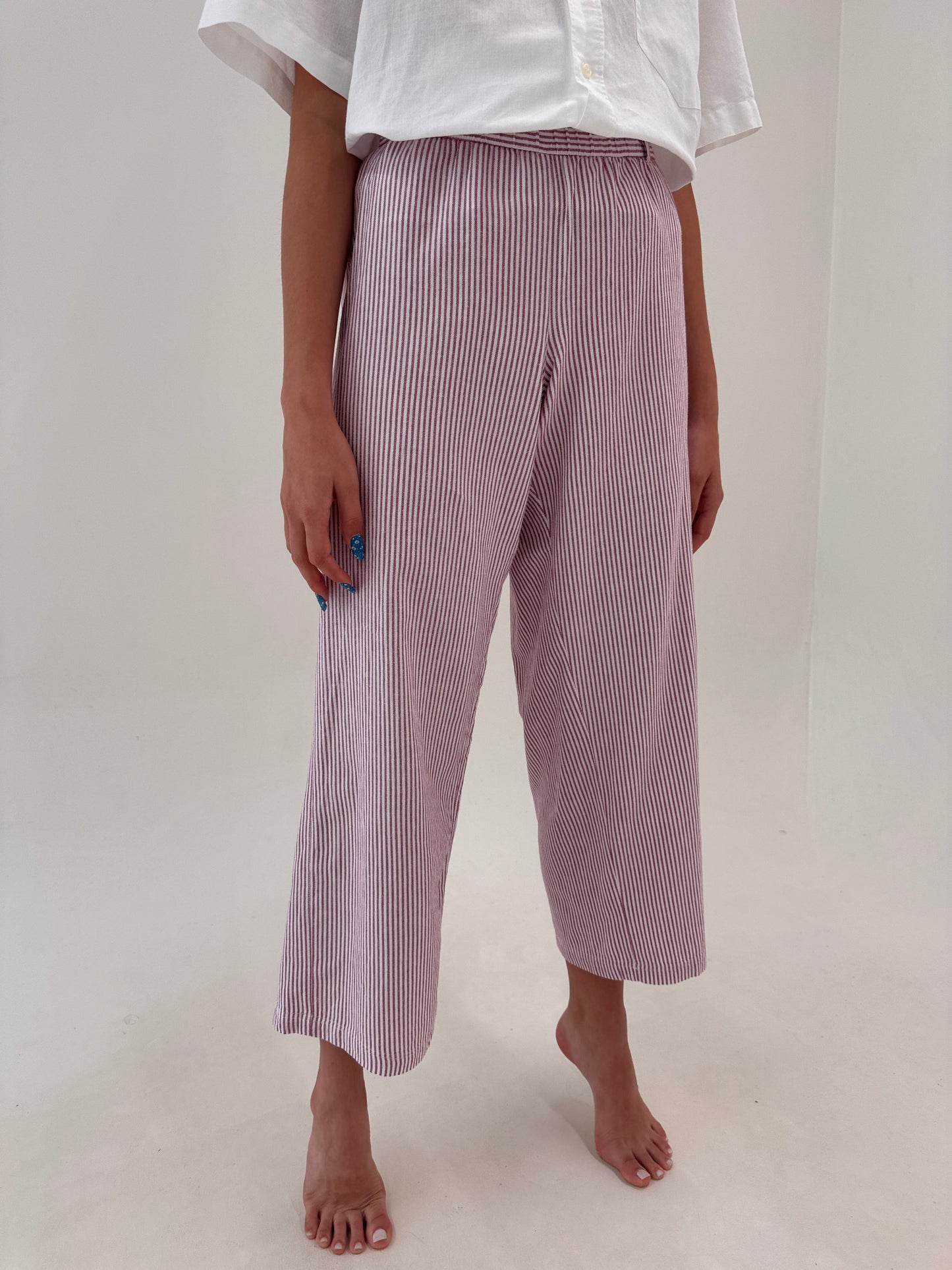 Pantaloni din panza de bumbac în croi drept cu dungi verticale burgundy