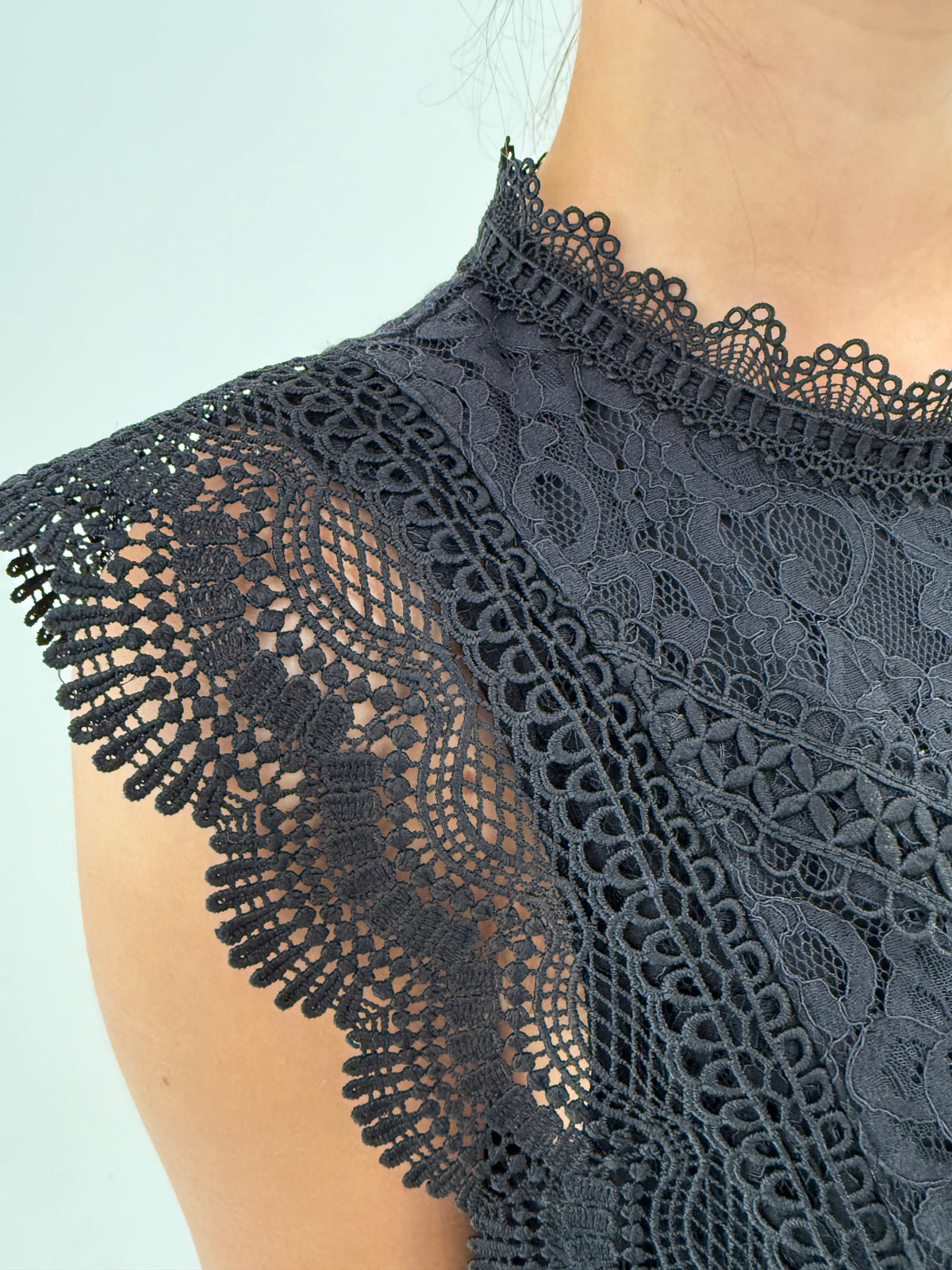 Top negru din dantelă macrame și chantily cu umeri ușor accentuați
