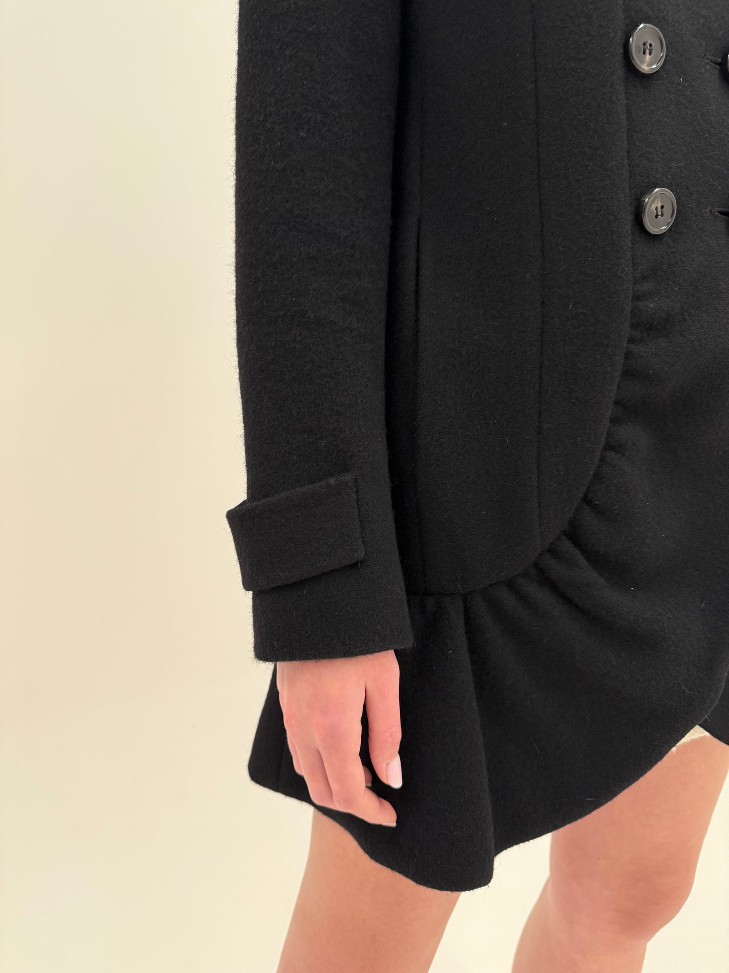 Palton Max Mara negru din lana extrafina în croi deosebit