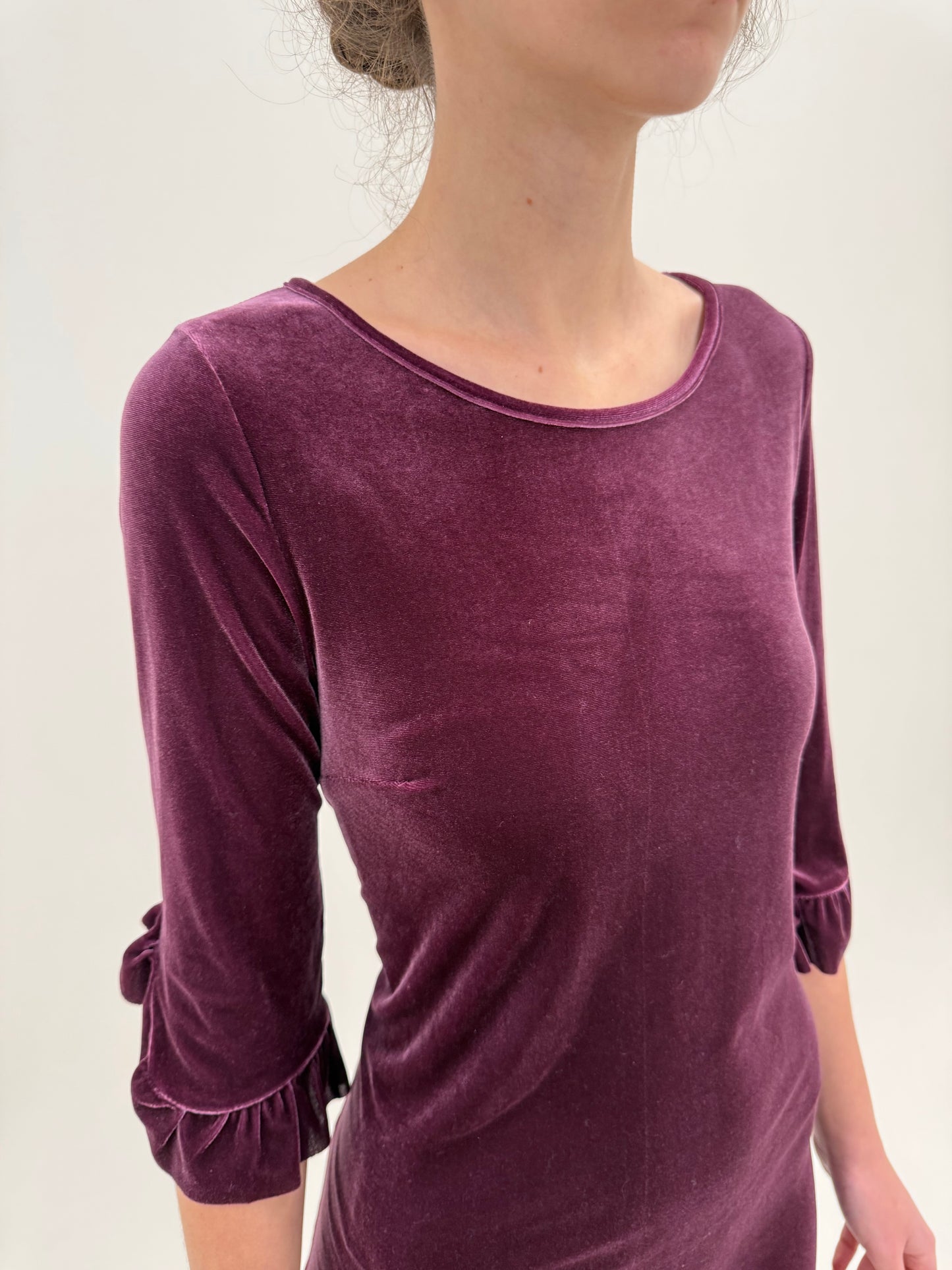 Rochie din catifea plum cu volane