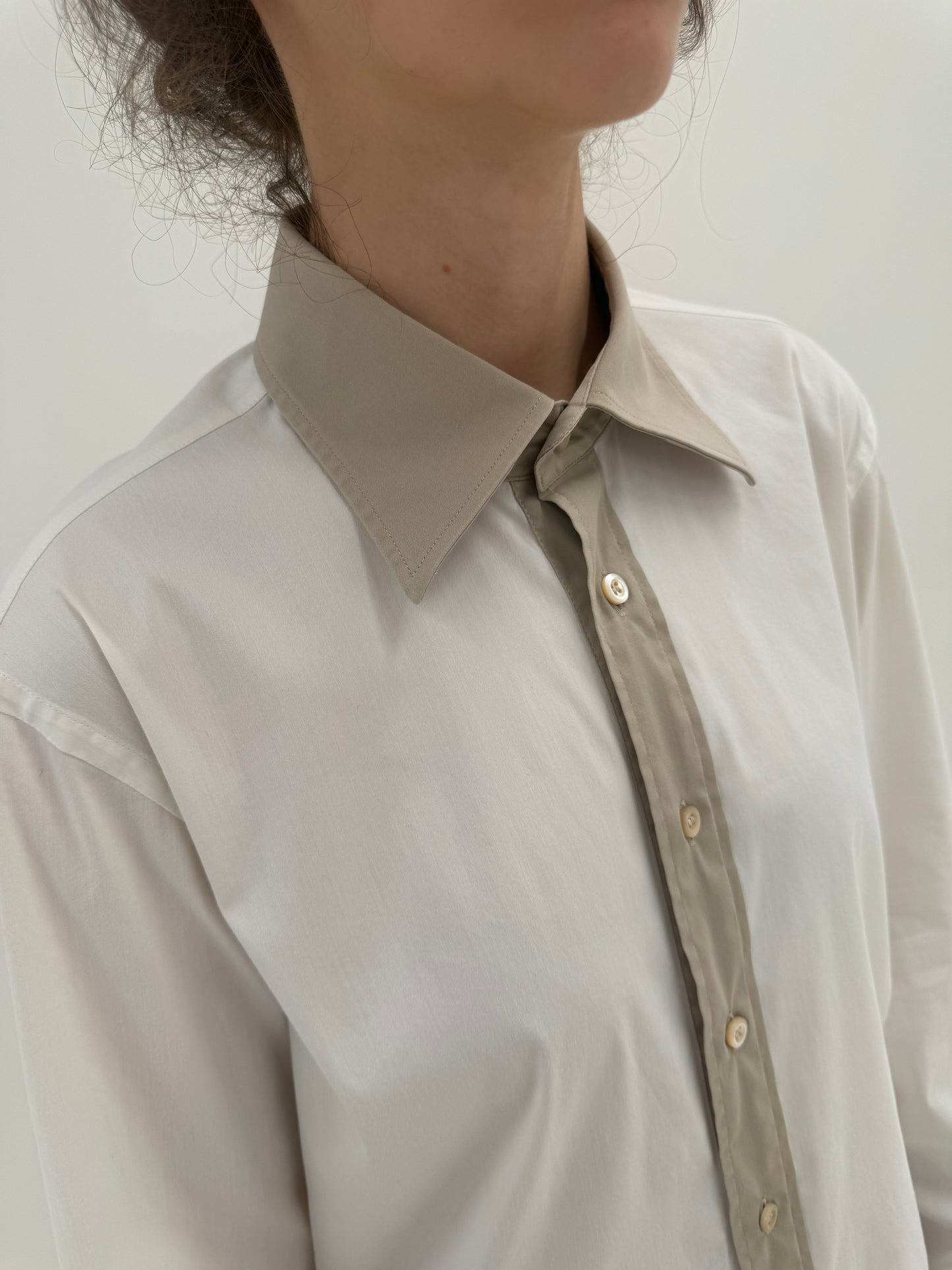 Cămașa Prada cu manșete și guler contrastante