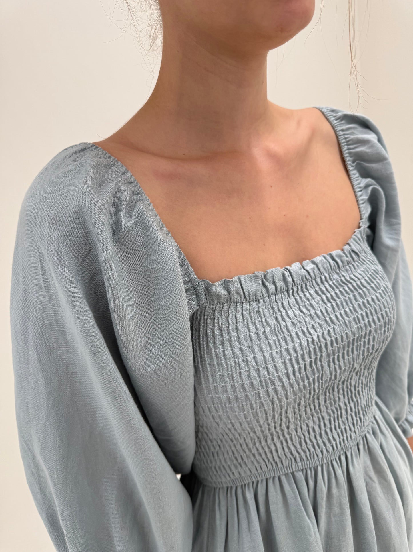 Rochie maxi dusty baby blue cu bust elastic și mâneci bufante din in premium