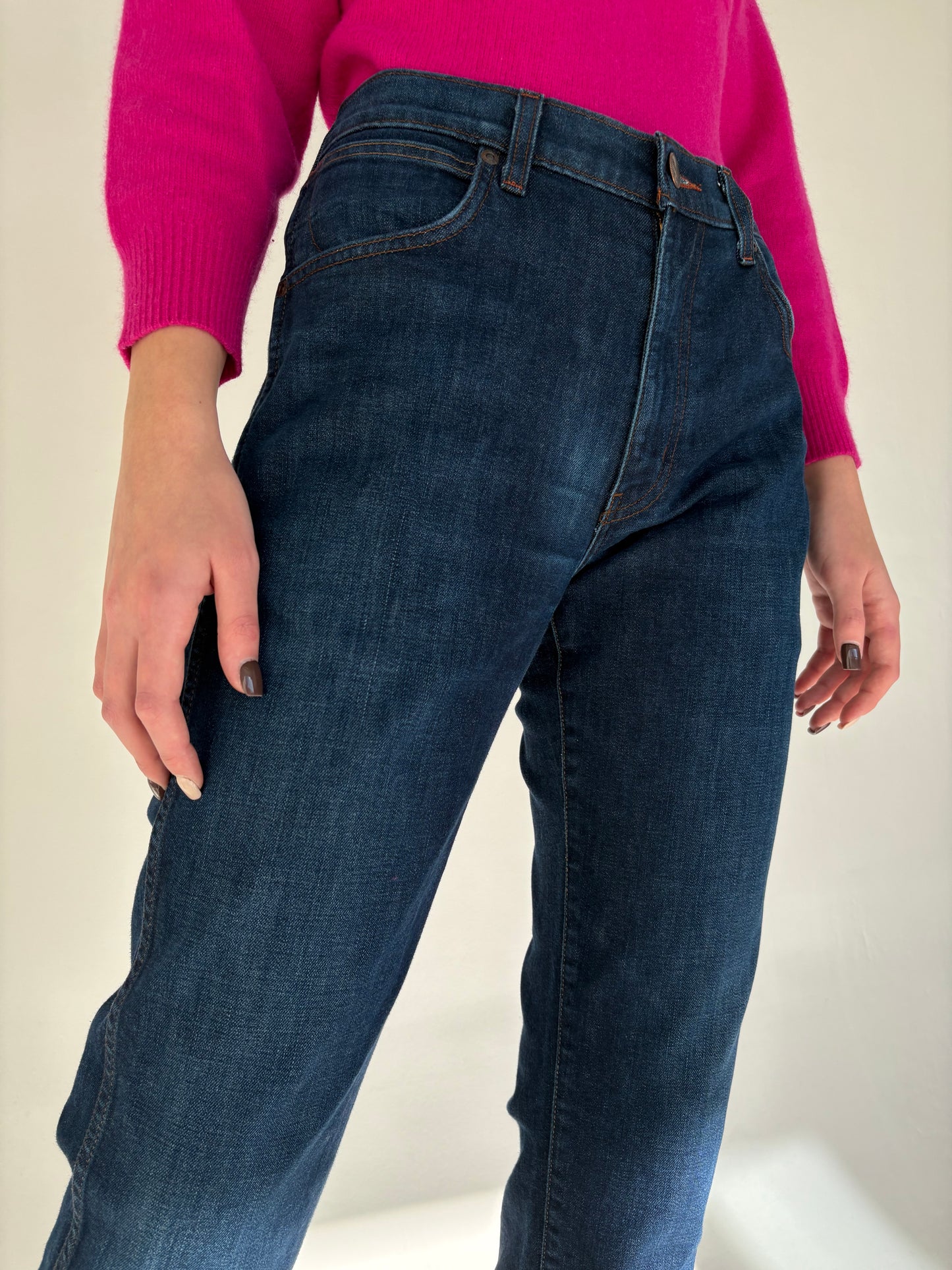 Jeans vintage premium Wrangler dark wash ușor modelatori