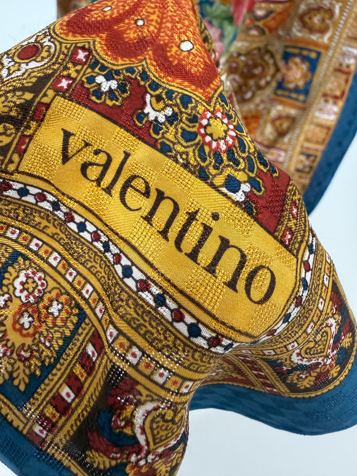 Eșarfă Valentino de dimensiuni extrem de mari din mătase naturală