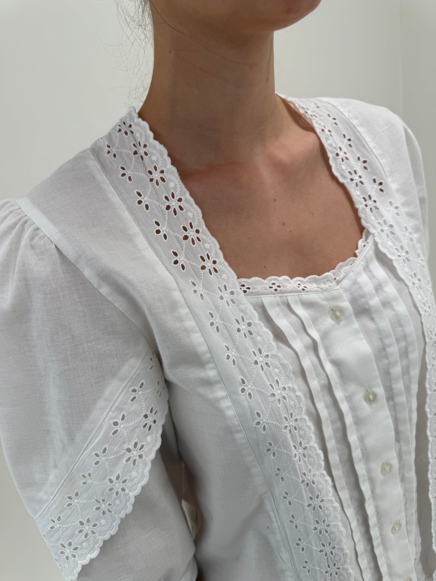 Cămașa vintage cu mâneci bufante și broderie anglaise din pânză