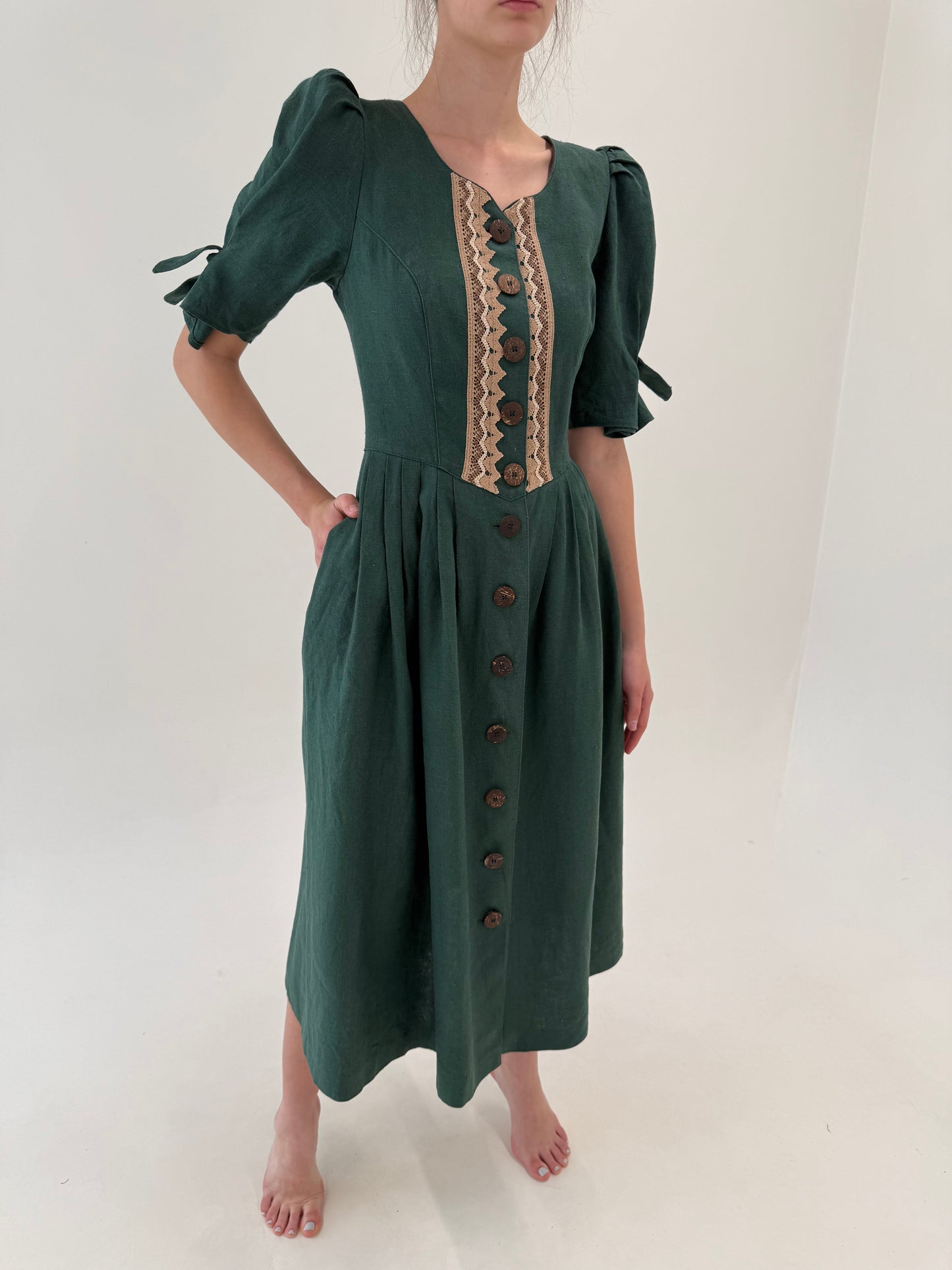 Rochie vintage cu corsaj din pânză grea de in forest green cu dantelă macrame