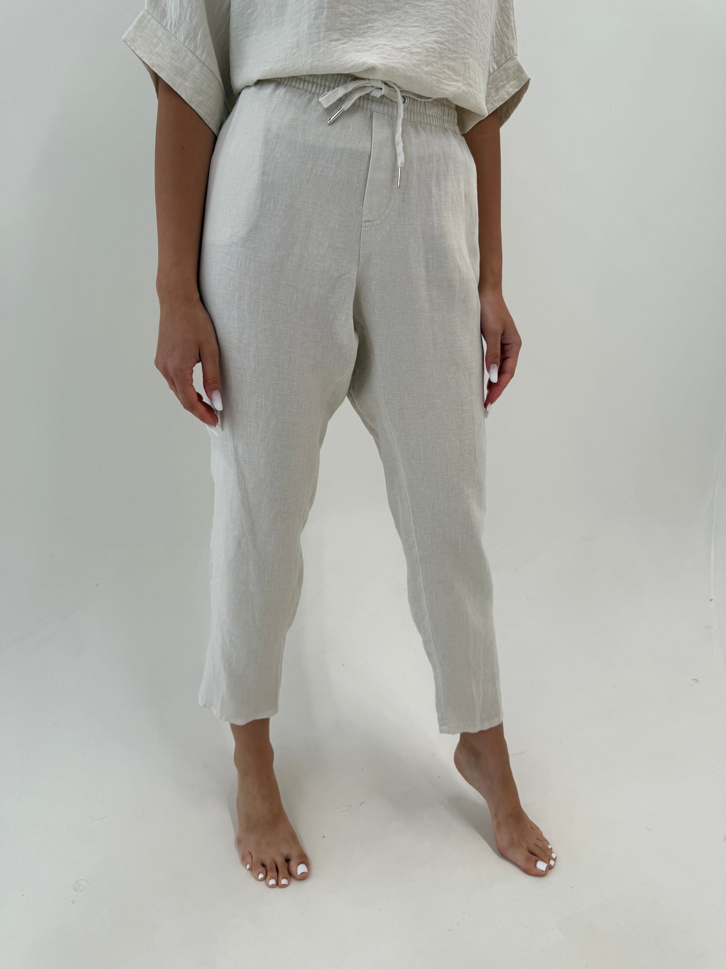 Pantaloni sand nude din in cu talie reglabilă și influențe ușor casual