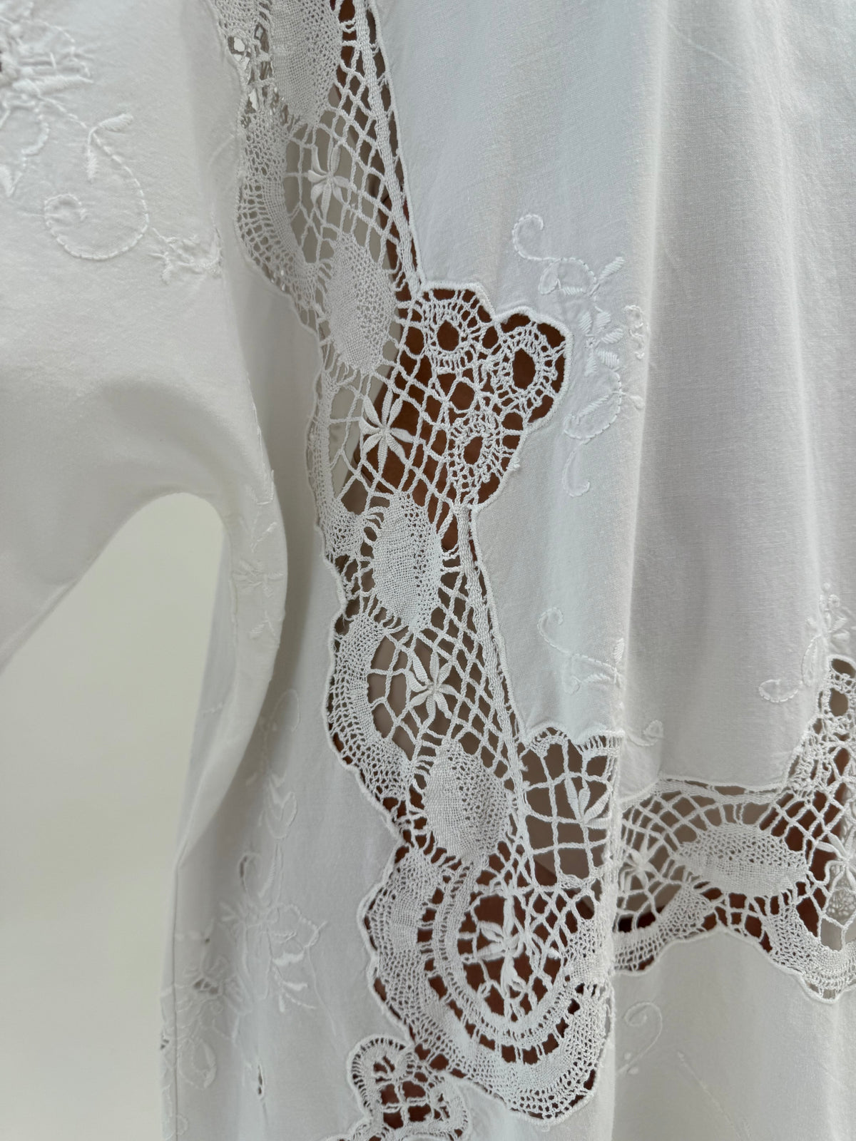 Kaftan bijterie cu broderie manuală și macrame lucrat manual în croi amplu