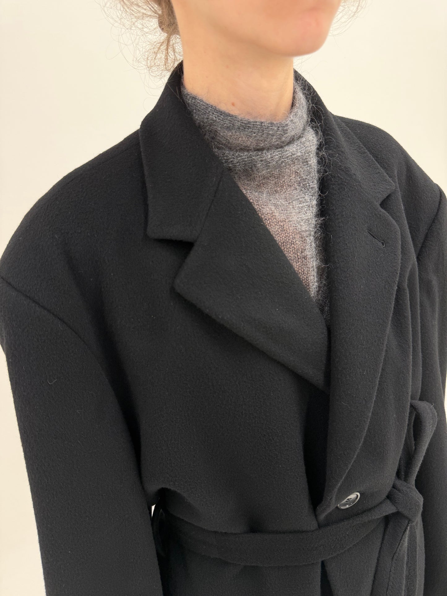 Palton negru din stofă 100% cașmir cu talie reglabilă din cordon