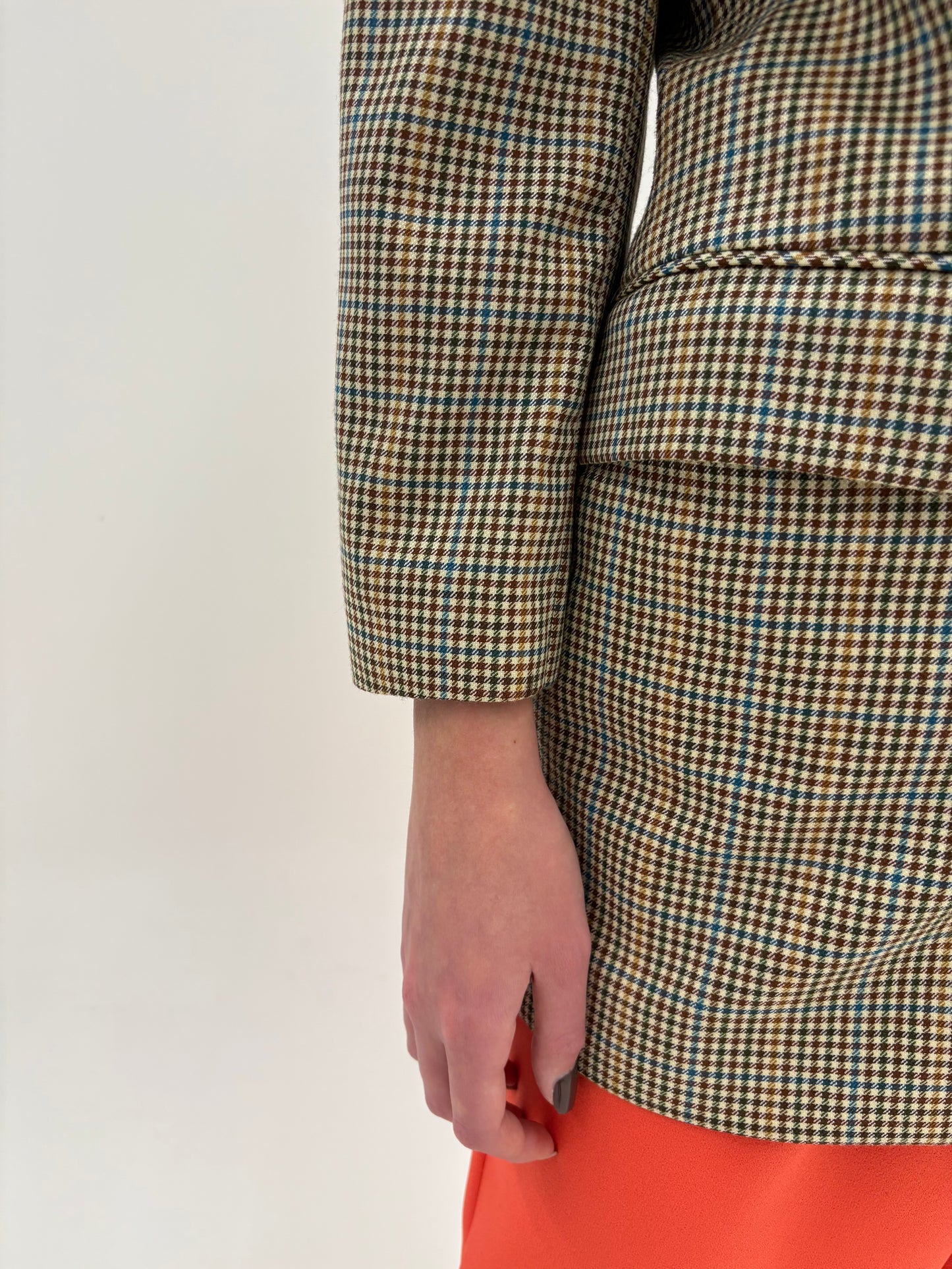 Sacou italian petite în carouri și croi lung cu închidere dublă