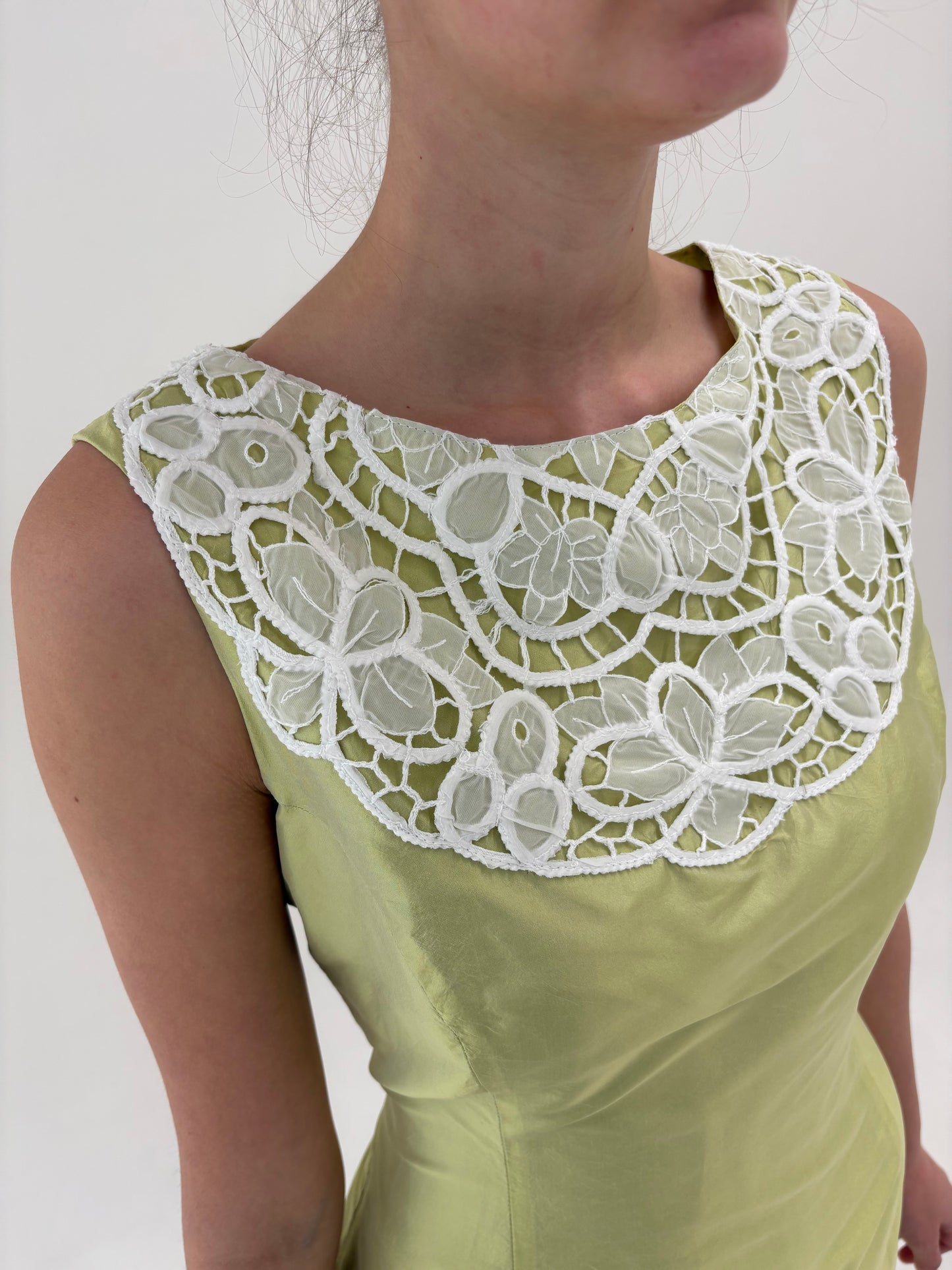 Rochie din mătase naturală dupioni verde crud cu dantelă macrame