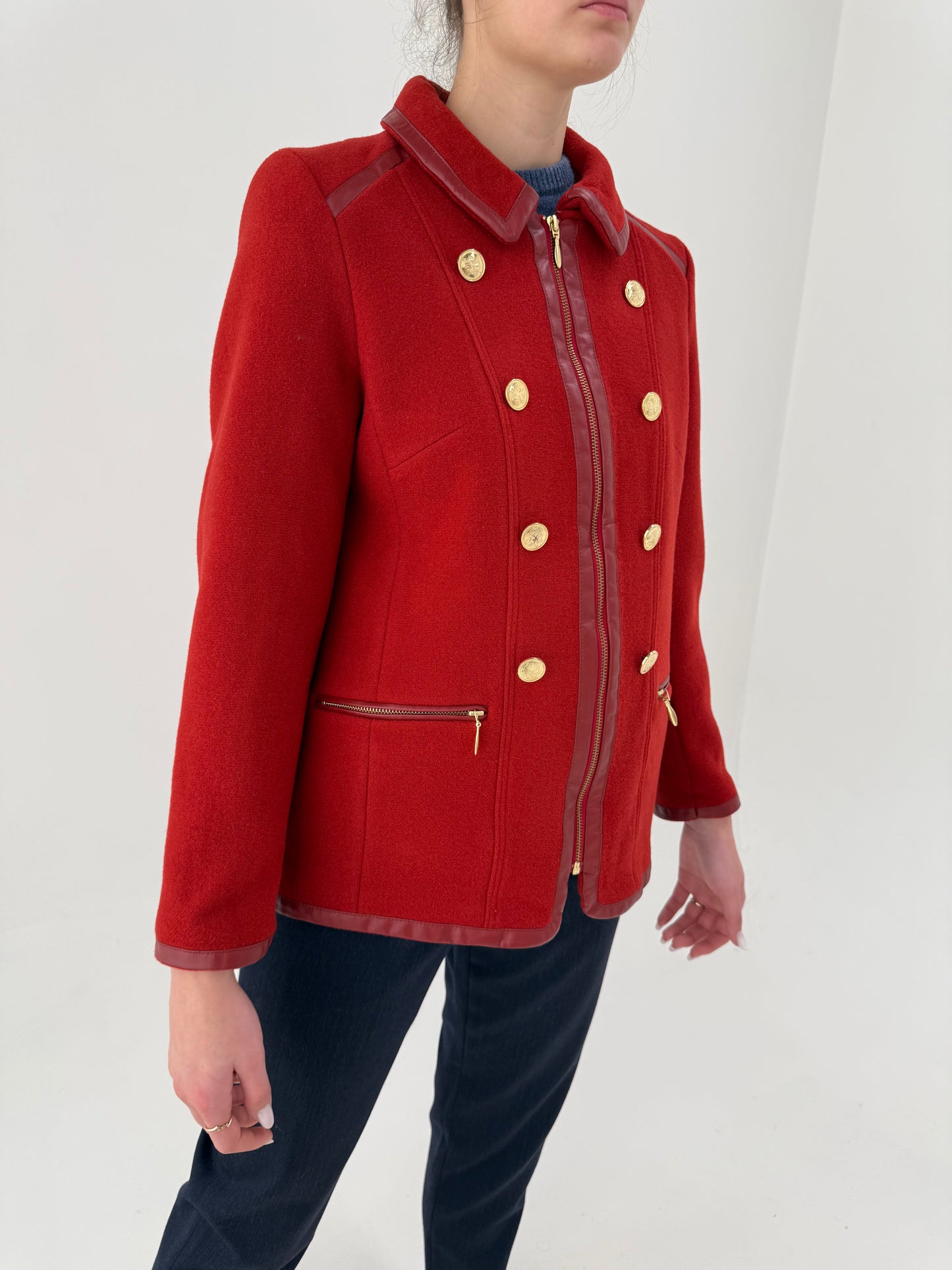 Jacheta cu influențe soft military din lana extrafina brick red și inserții de piele