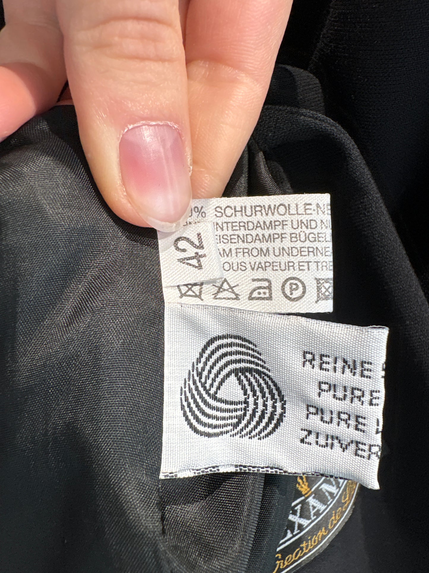 Sacou negru cambrat din lanita subțire cu inserții de catifea