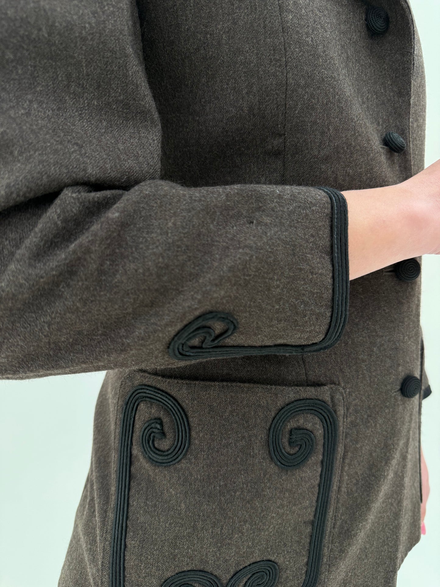 Sacou Fendi cambrat cu aplicații 3D taupe brown