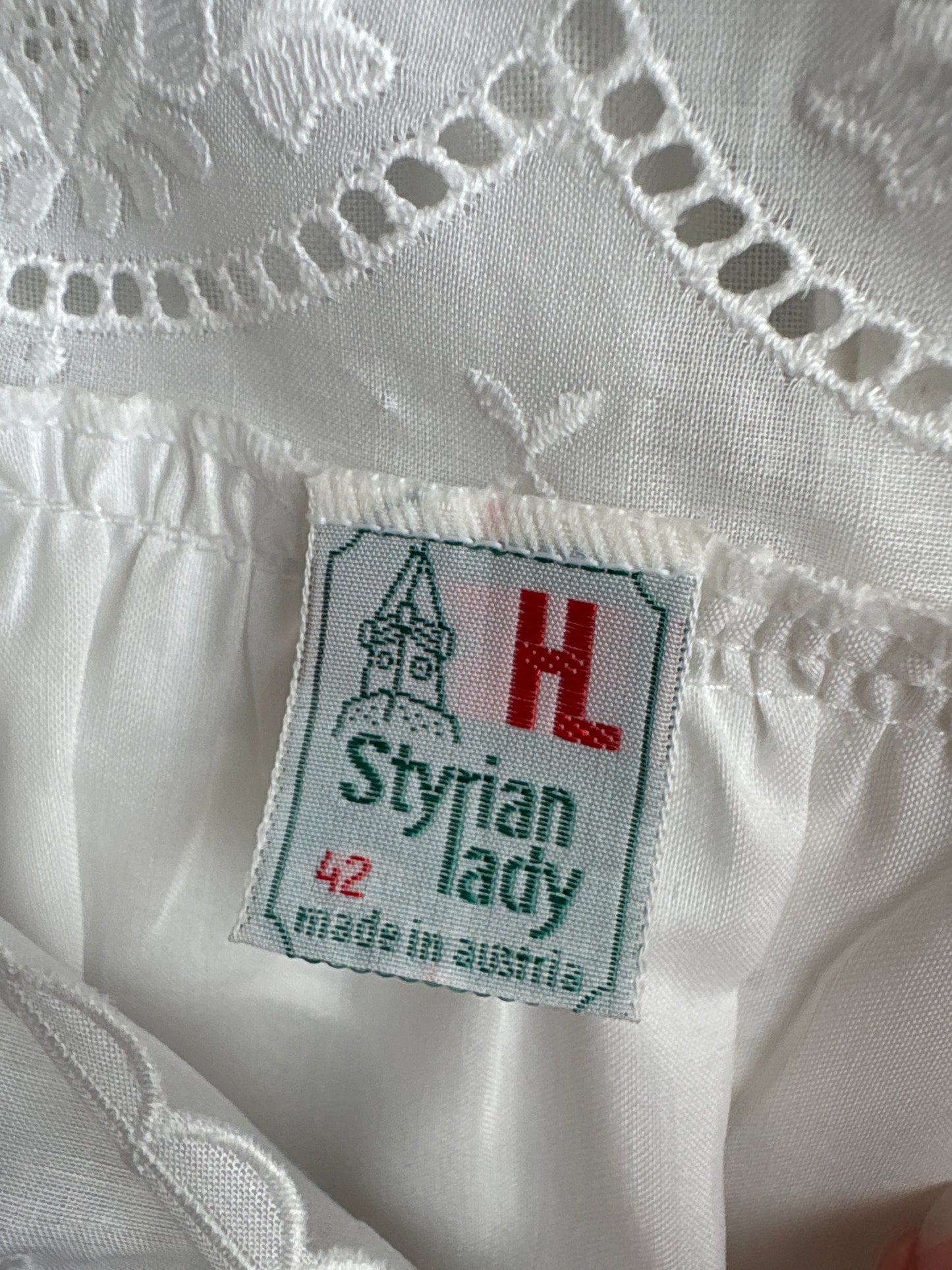 Top vintage în croi super revenit în trend din panzica fină de bumbac cu broderie