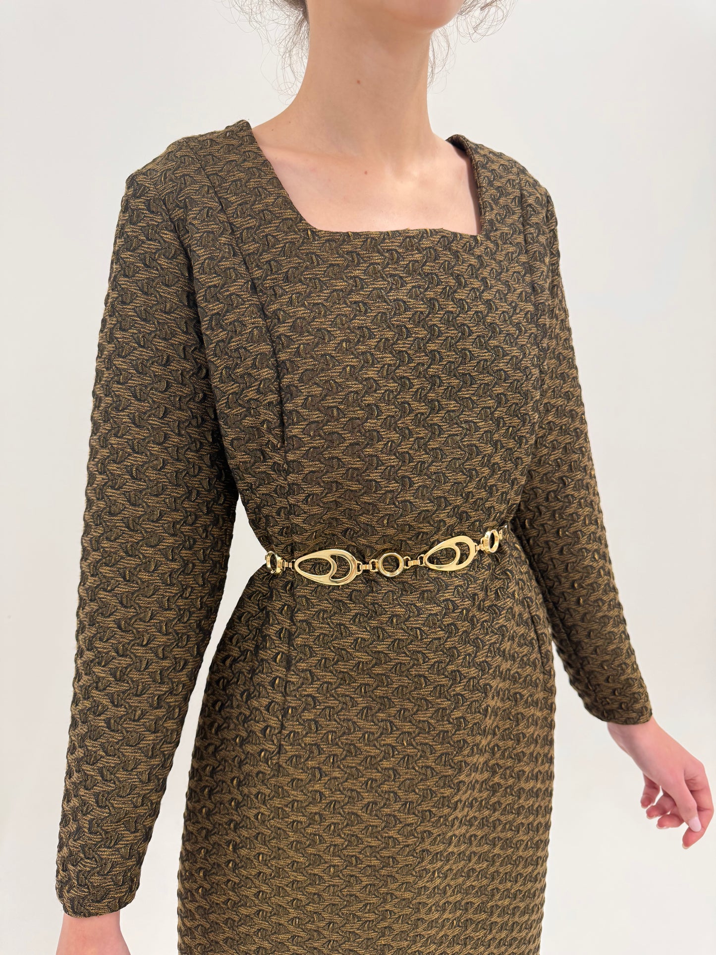 Rochie old vintage early 60s in silueta seath din jacquard muted gold de colecție