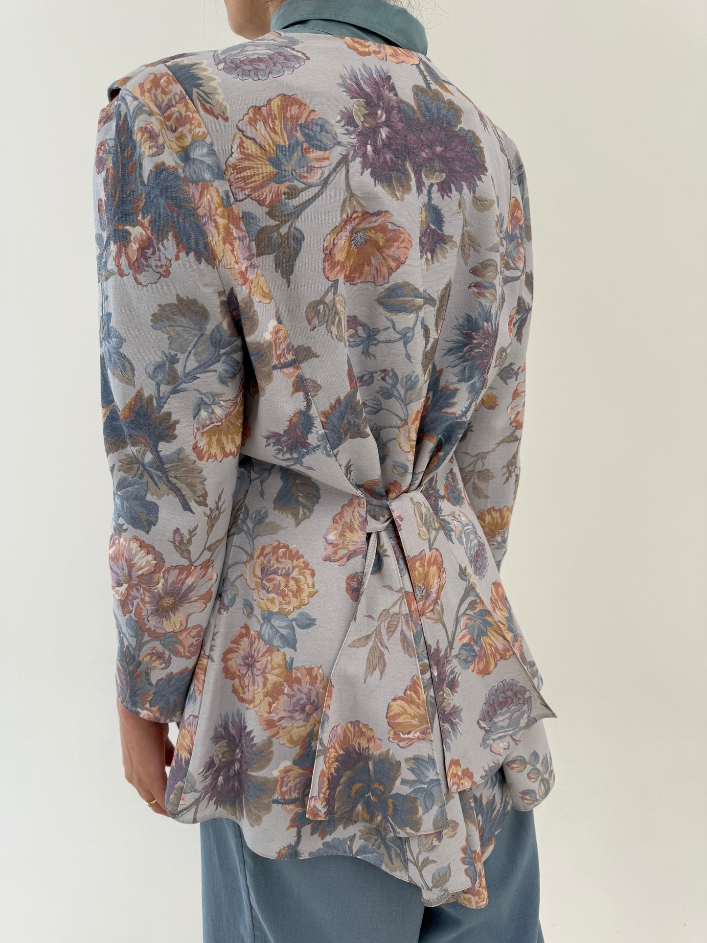 Sacou ultra cambrat cu efect de peplum din pânză baby blue cu spate reglabil
