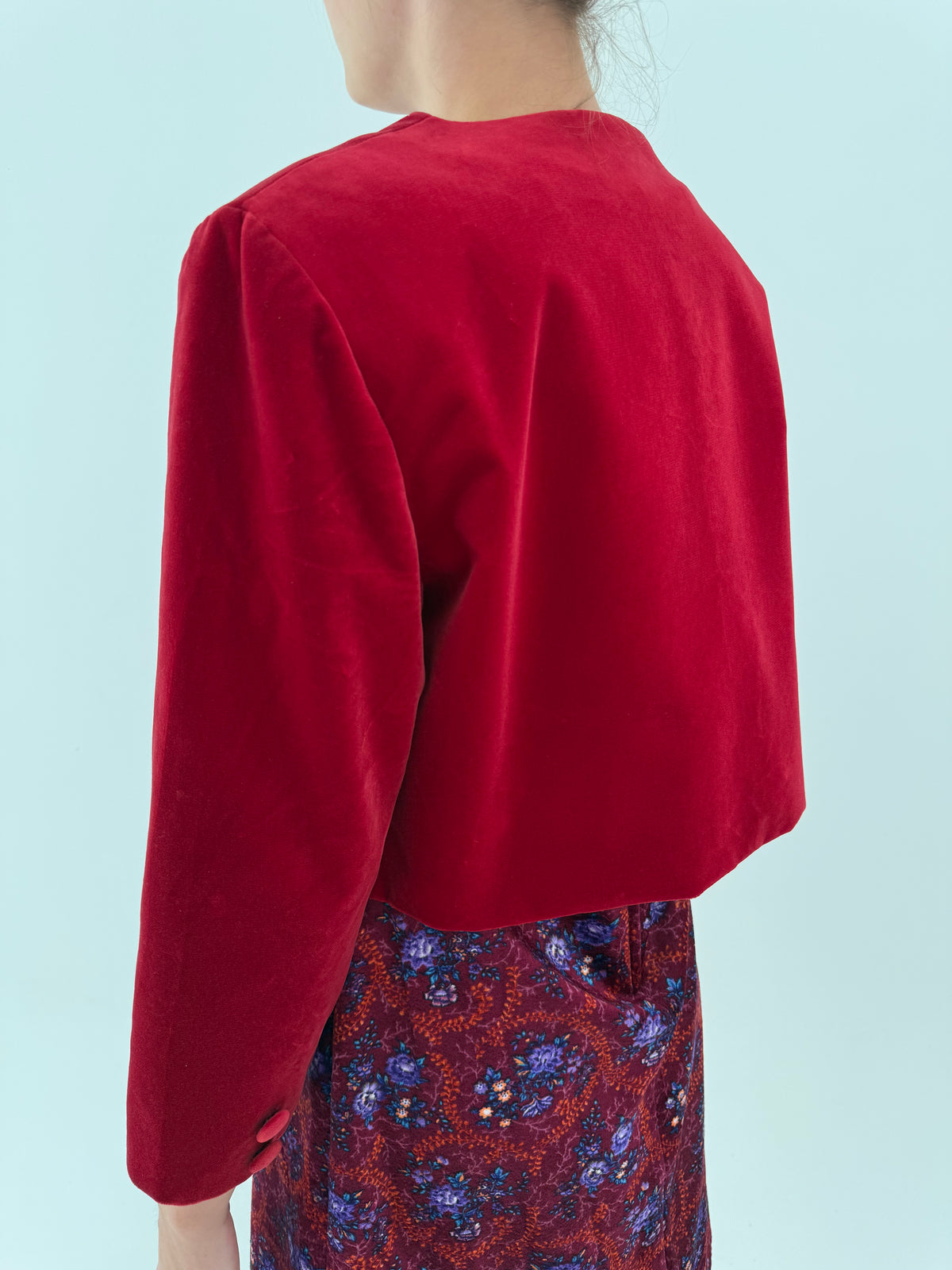 Sacou cherry red din catifea în croi boxy tip bolero super revenit în trend