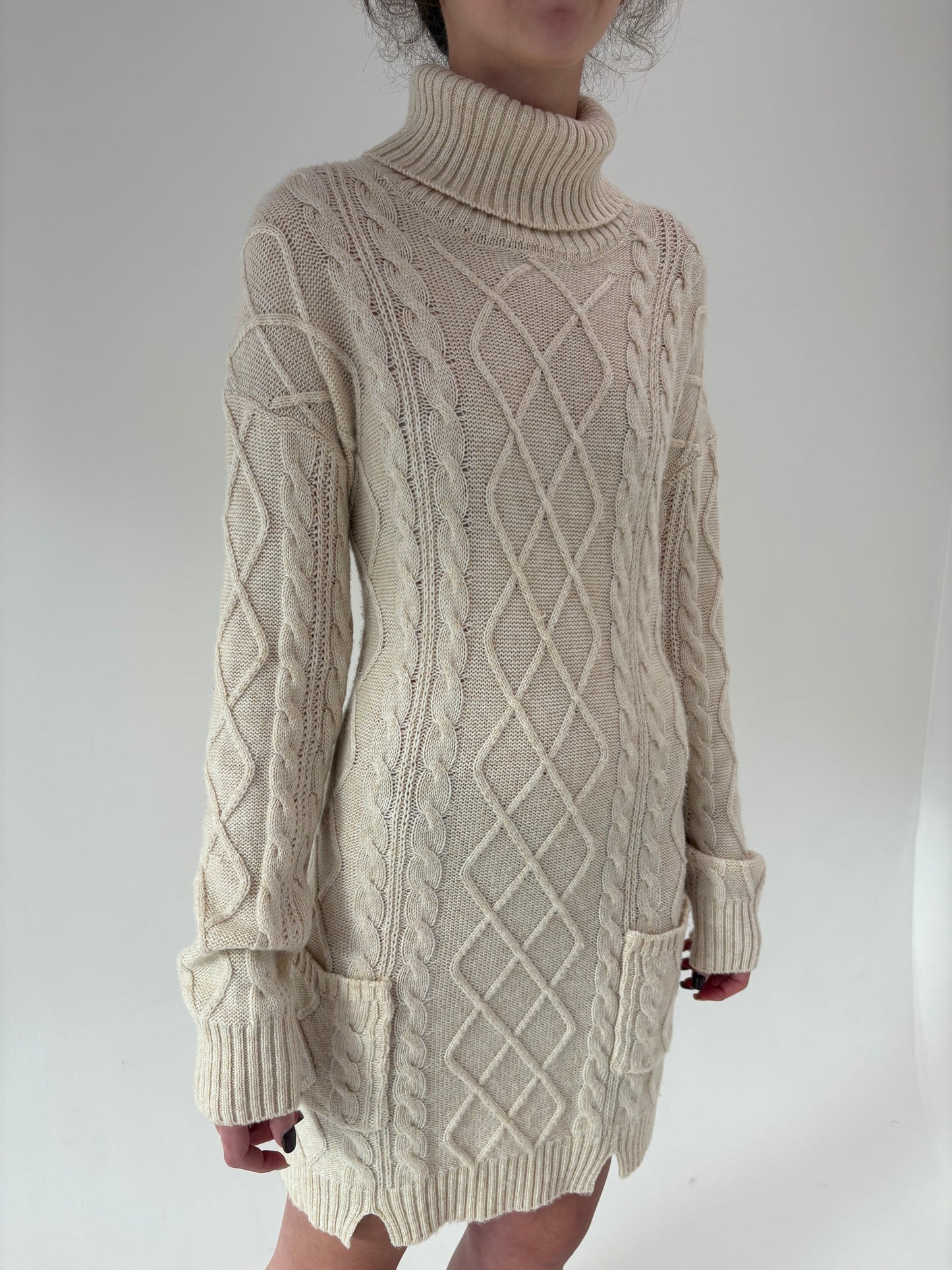 Rochie tip maleta tall butter white în croi lejer din lana extrem de fină plină