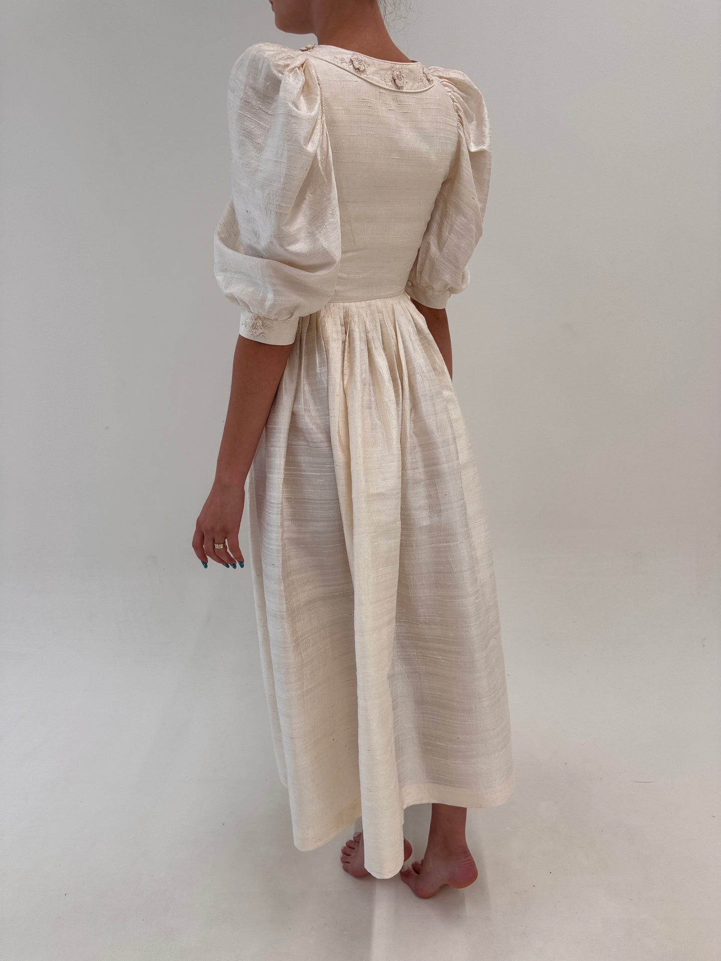 Rochie vintage din mătase naturală cu aplicații manuale 3D și perlute cu corsaj
