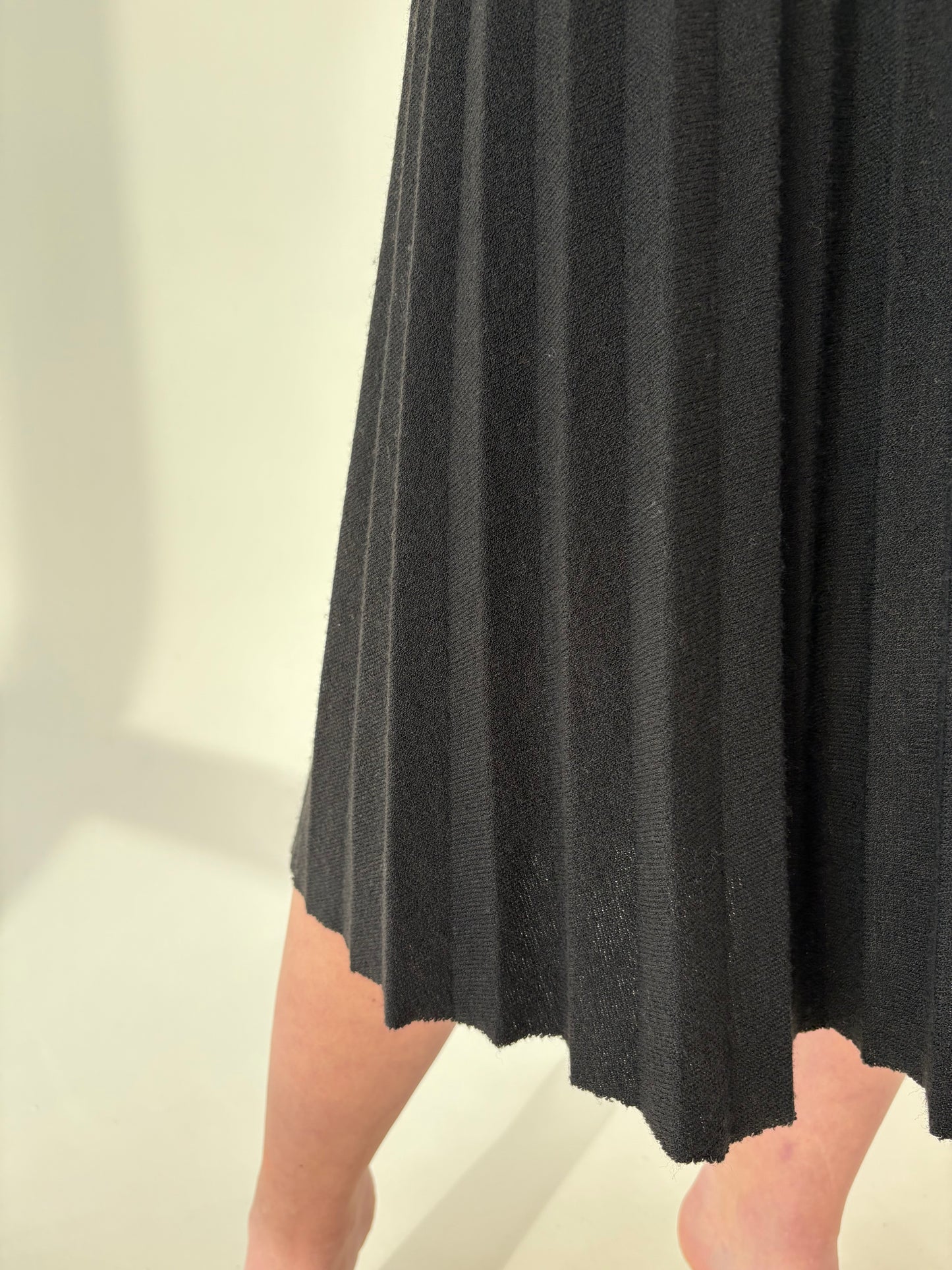 Fustă neagră plisată din tricot extrafina din mix de lana