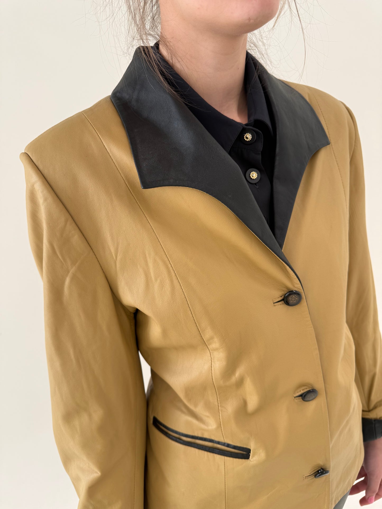 Sacou camel din piele naturală extrem de moale cu revere și manșete contrastante