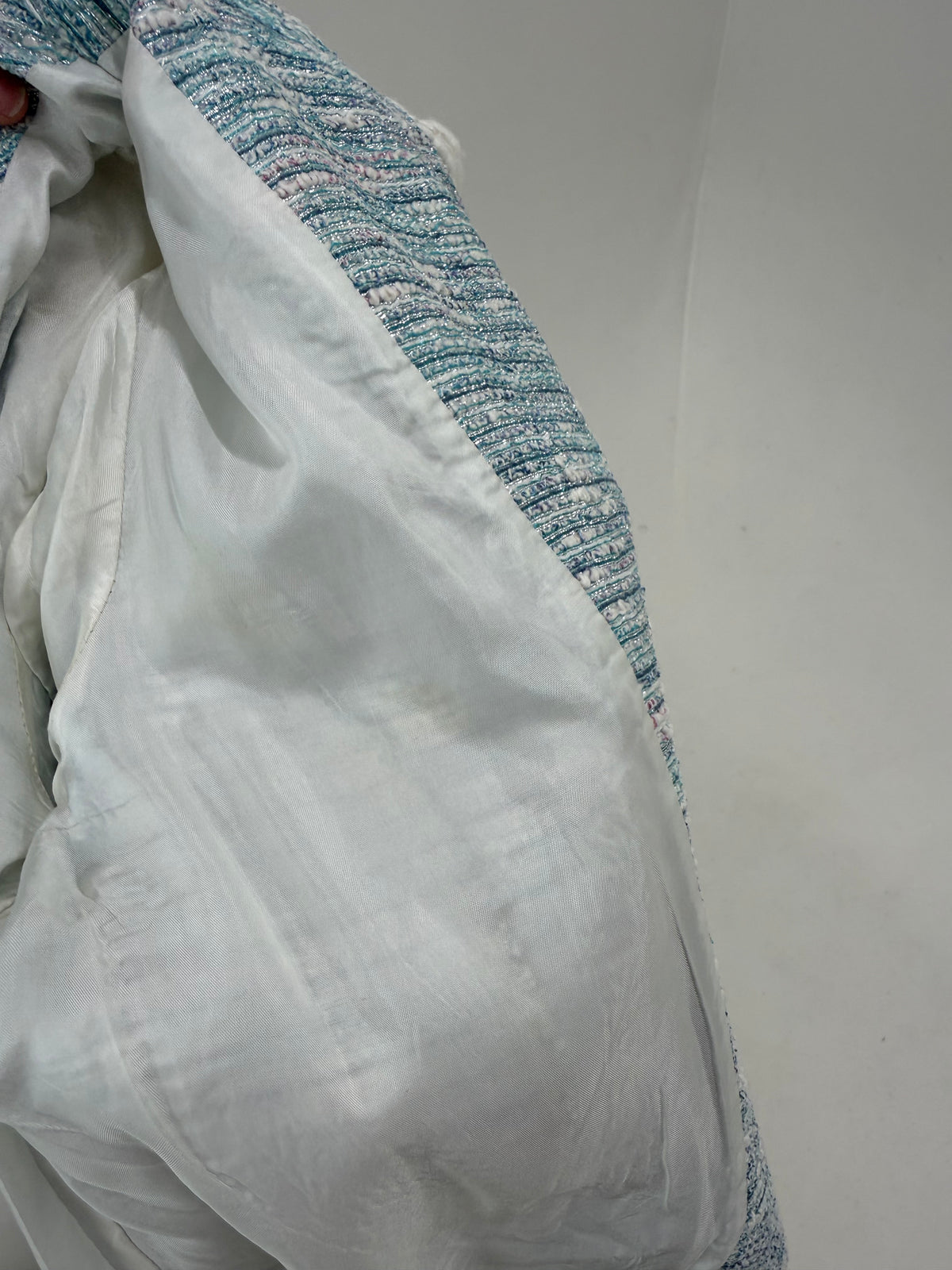 Sacou italian din tweed excepțional baby blue în stil Chanel cu paspoal