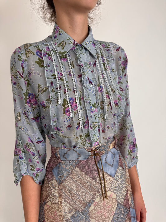 Cămașa baby blue cu print floral delicat în croi lejer