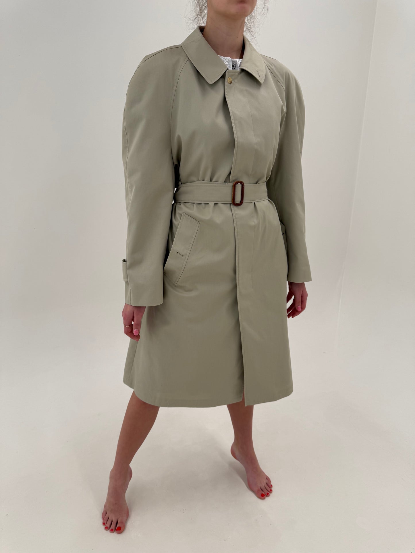 Trench vintage în culoare clasică și croi super revenit în trend din gabardină impermeabilă