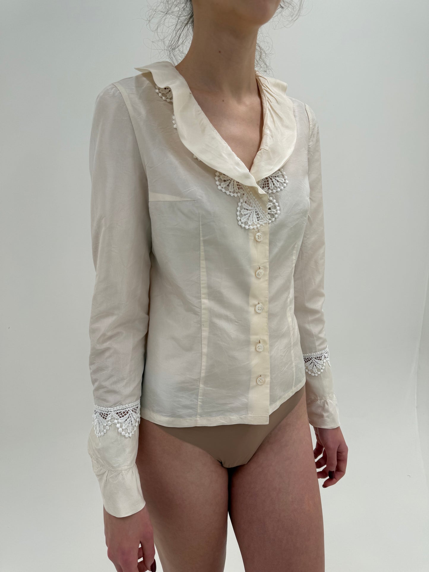 Cămașa vintage din tafta de mătase naturală cu inserții de dantelă macrame