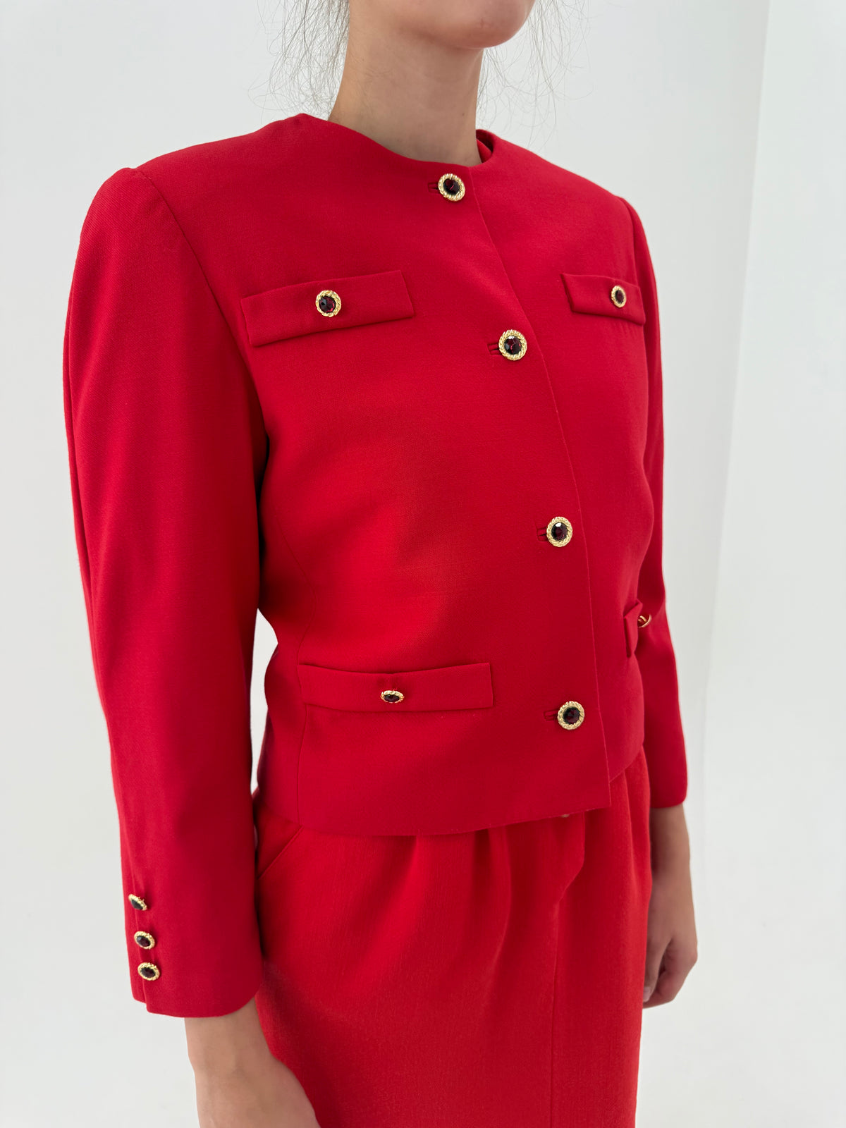 Sacou vintage în stil Chanel petite din lana extrafina cherry red cu nasturi bijuterie