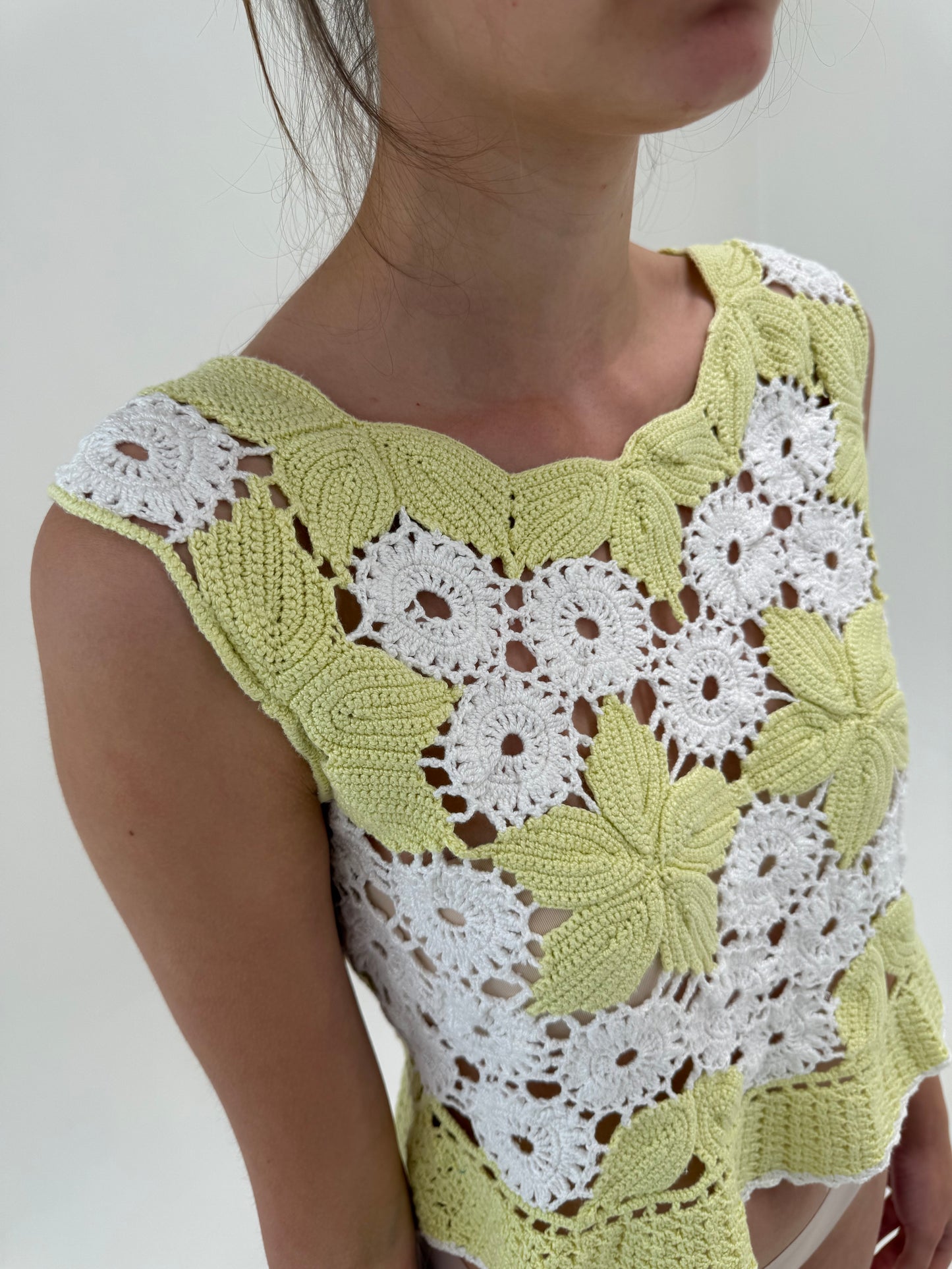 Top macrame lucrat manual din bumbac lime yellow cu alb