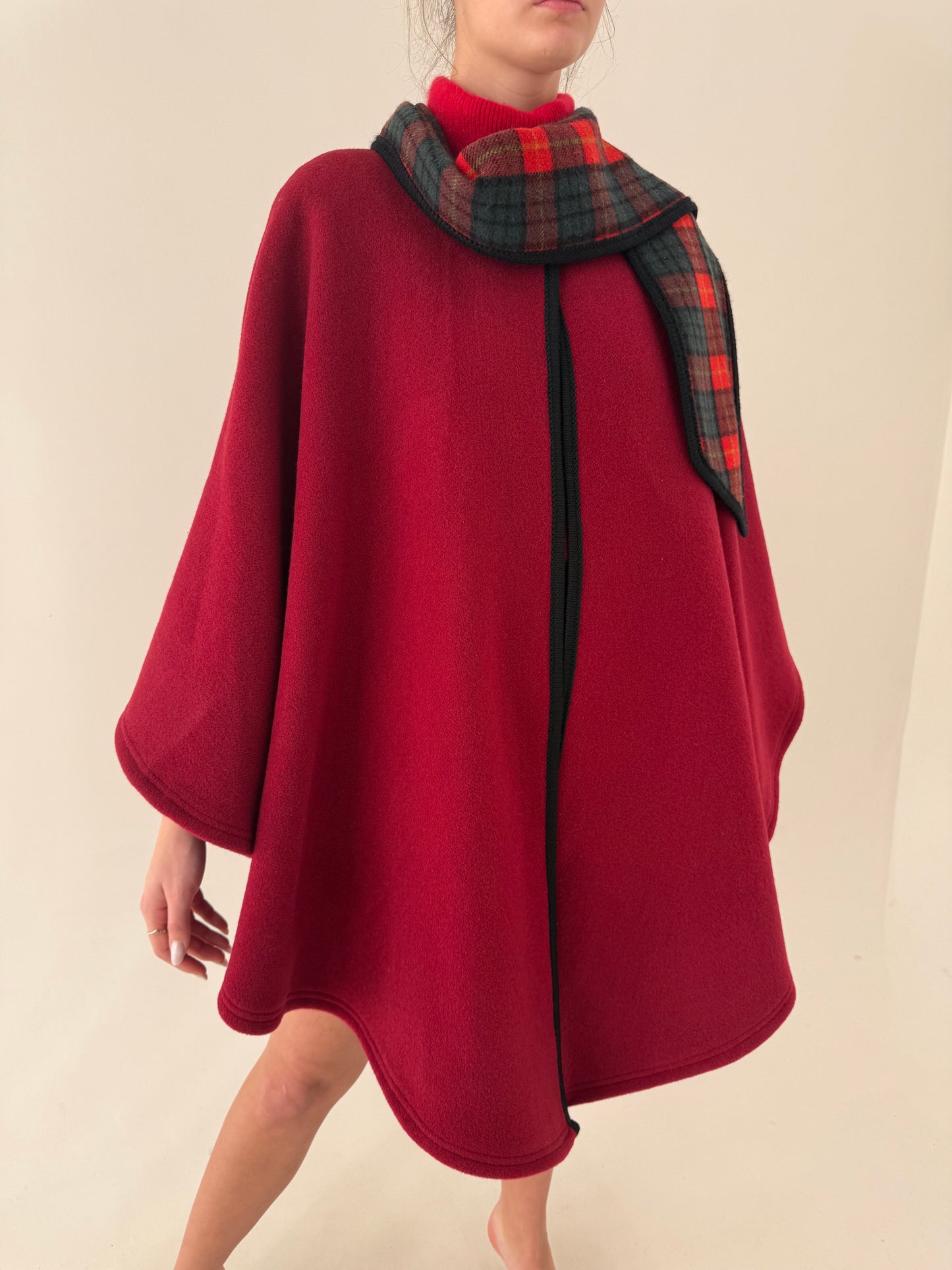 Capa din lana extrafina dark cherry red cu eșarfă proprie