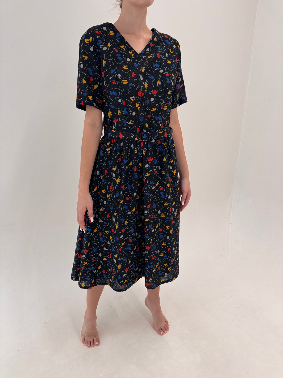 Rochie neagră din pânză de in cu talie reglabilă în croi de ani 50 cu print în culori tari
